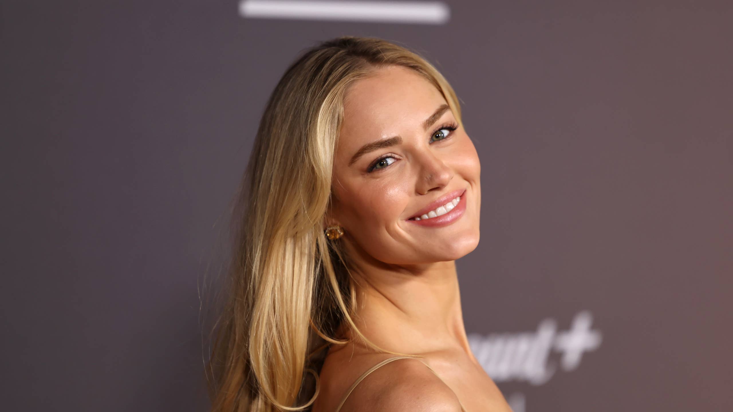 2560x1440 Landman' Star Michelle Randolph Causes Fan Frenzy With Red Carpet Look