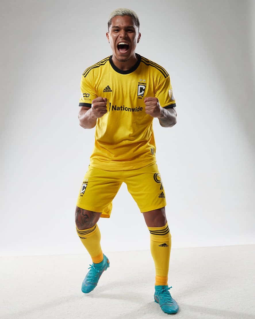 887x1108 Descargar fondos de Cuchohernández, Estrella Del Fútbol Del Columbus Crew