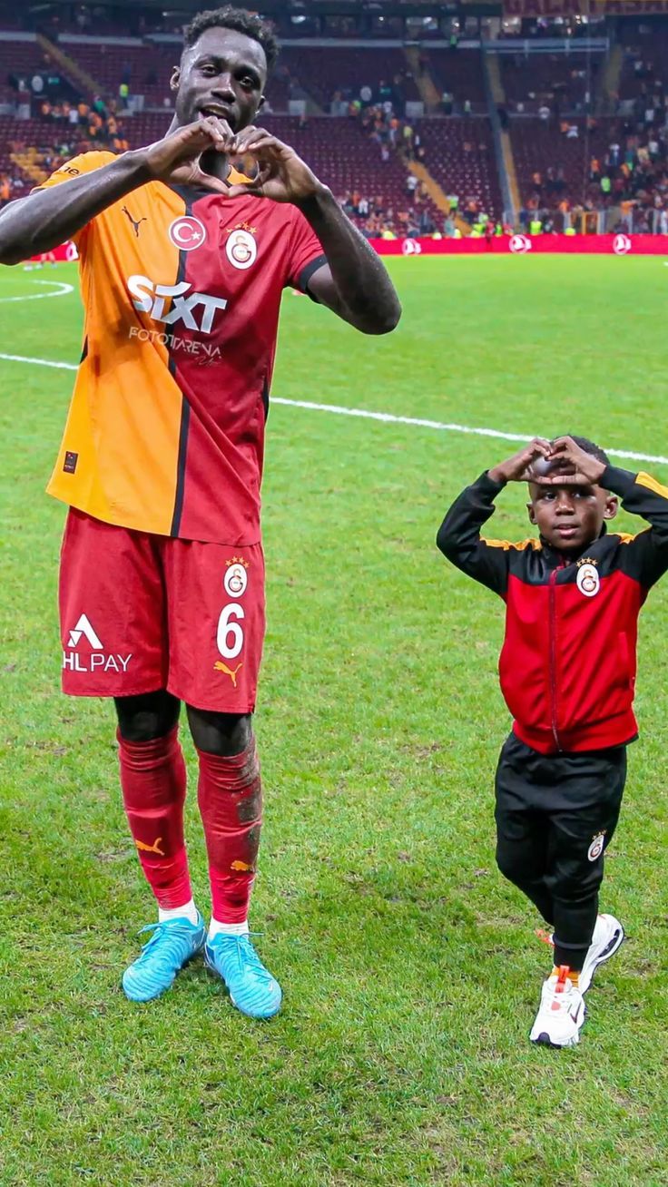 736x1308 Davinson Sanchez ve oğlu