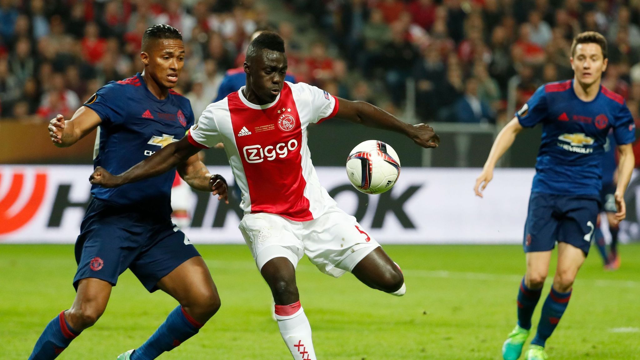 2048x1152 Tottenham sign Davinson Sanchez from Ajax