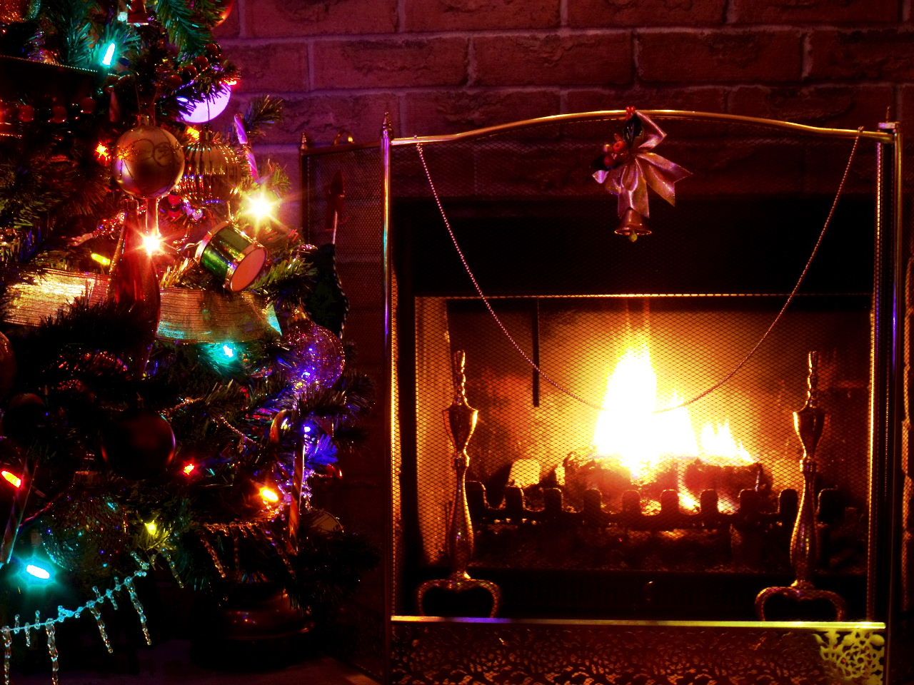 1280x960 Desktop wallpaper: Christmas, Holiday, Christmas Ornaments, Fireplace 4K free download for PC. 1466086
