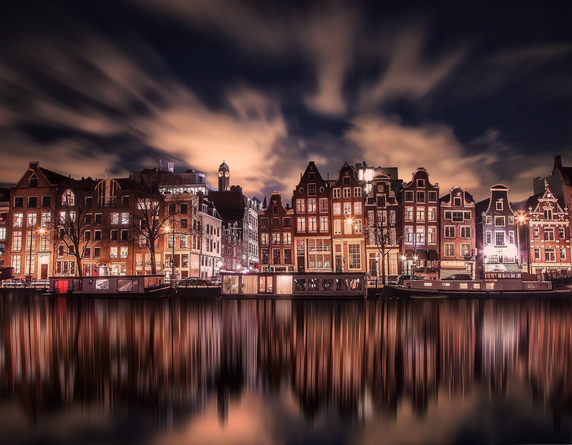 1920x1494 Man Made Amsterdam City Netherlands Night Light House Reflection Wallpaper. Straatfotografie, Amsterdam nederland, Fotografie
