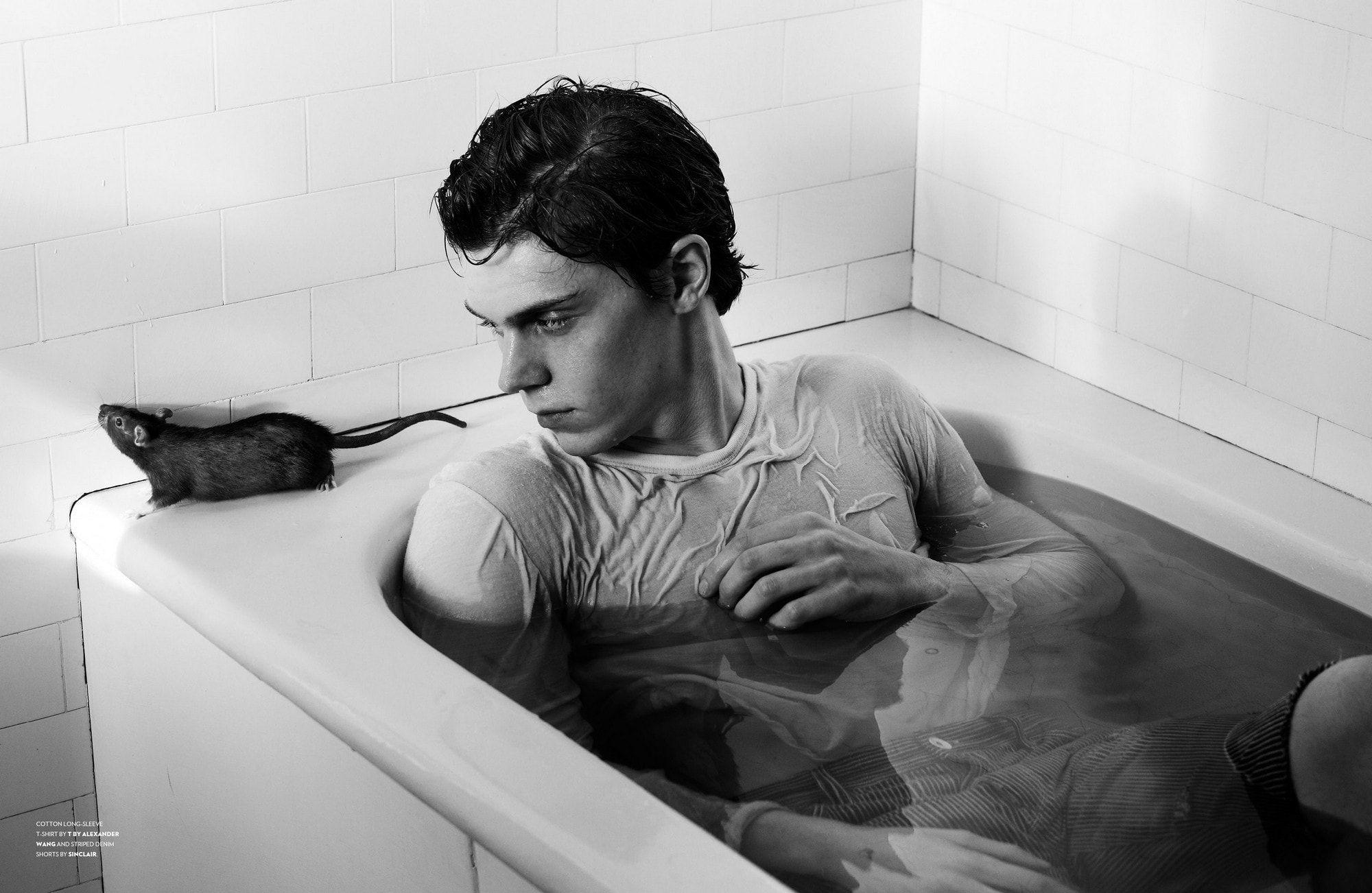 2000x1302 Evan Peters HD