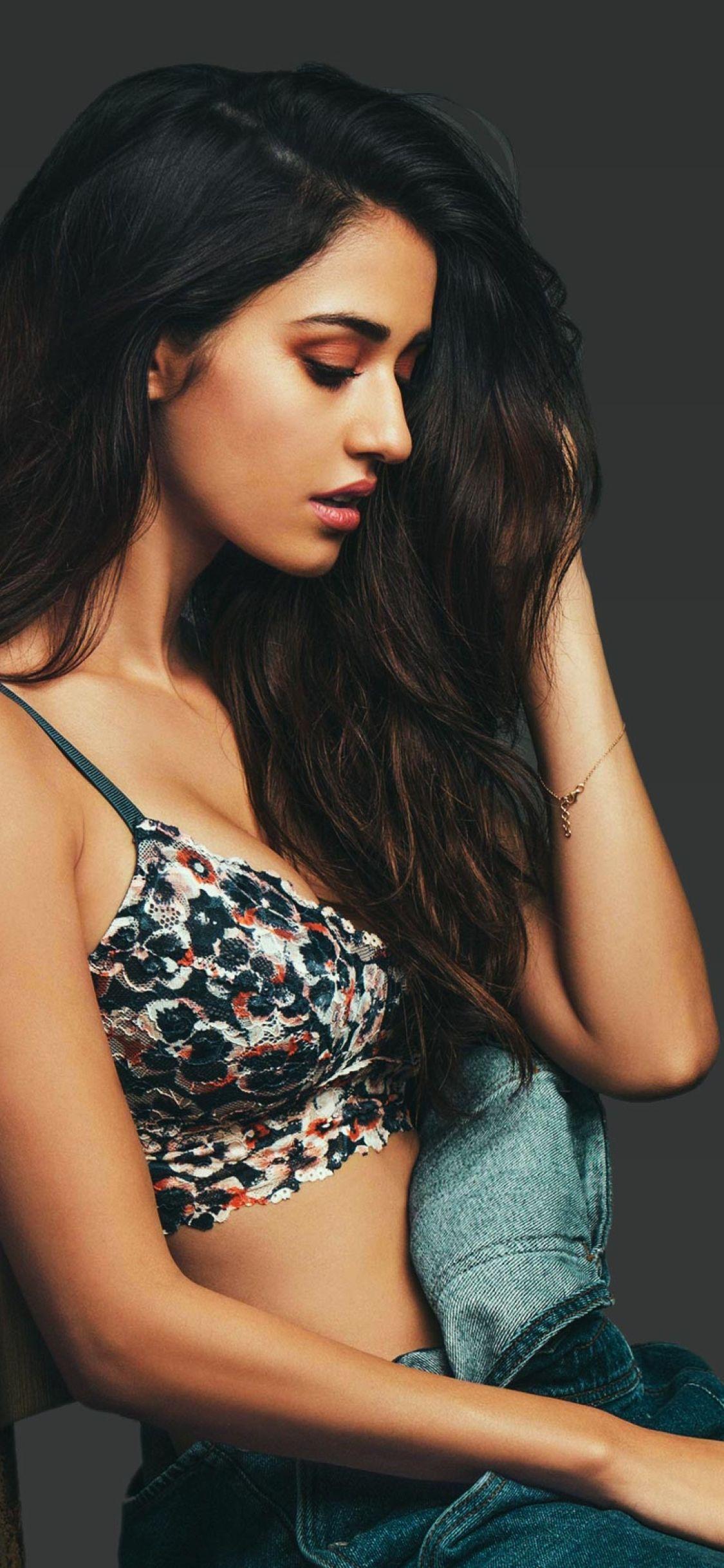 1125x2436 Disha Patani iPhone Wallpaper