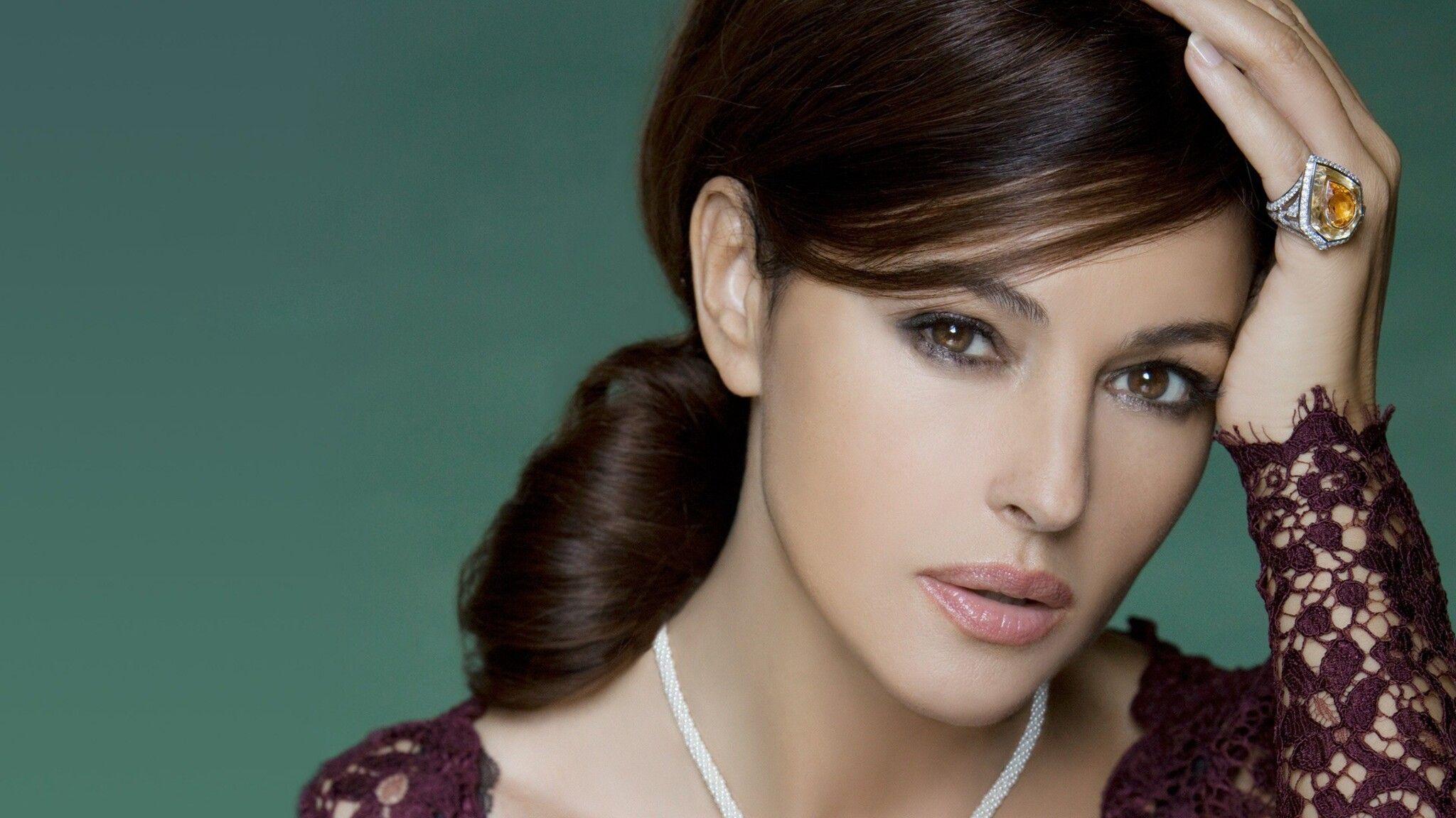 2048x1152 Monica Bellucci Best 2048x1152 Resolution HD 4k
