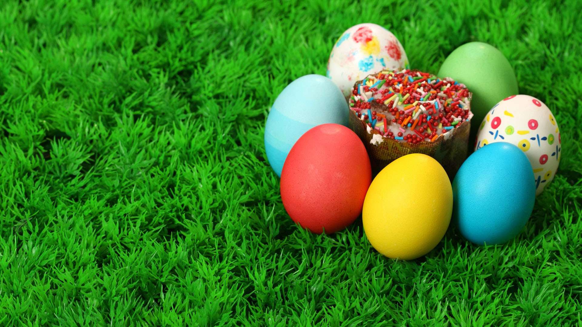 1920x1080 Colorful Eggs and Sprinkled Cupcake in Grass HD Wallpaper