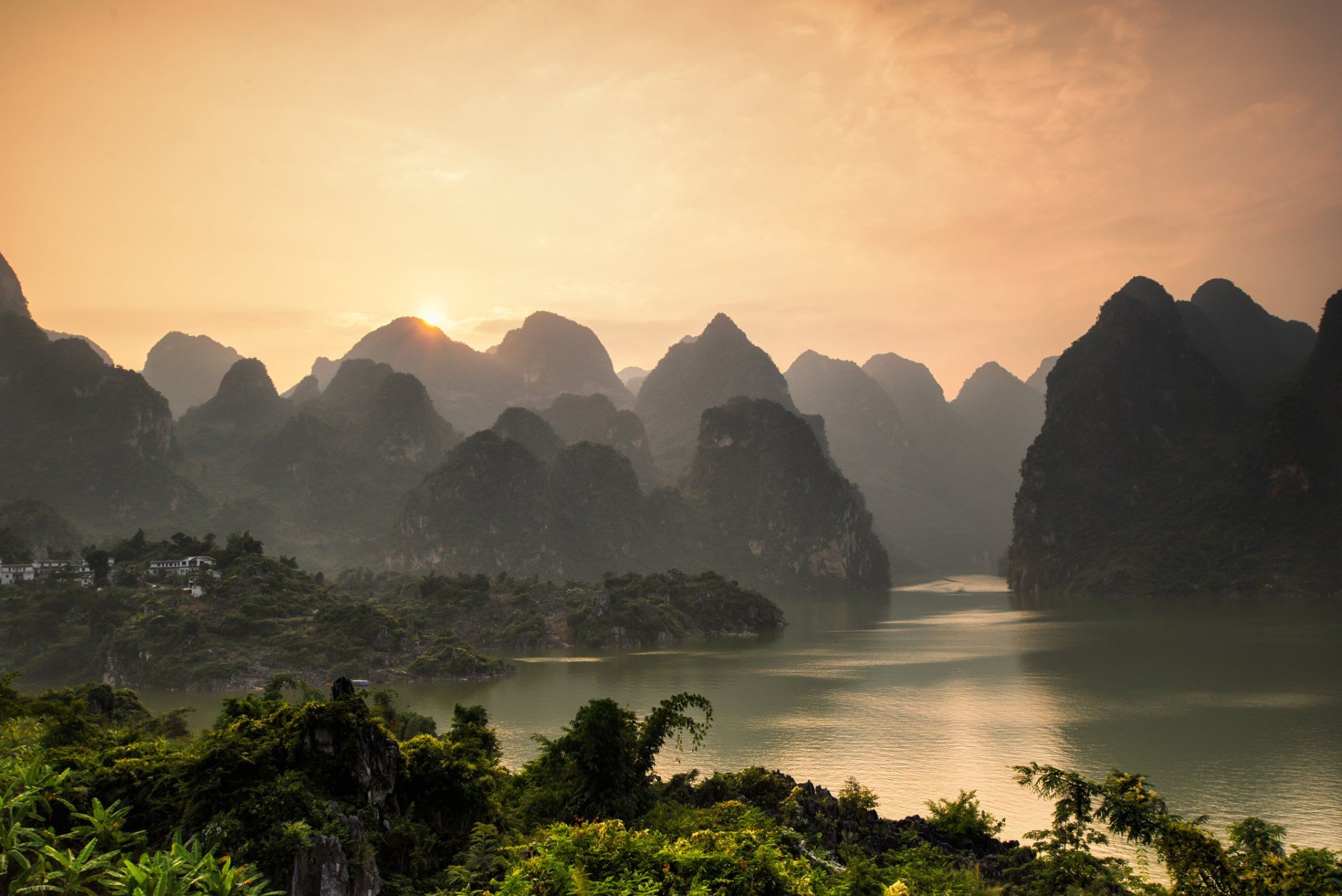 1920x1282 Li River Sunset: A Stunning HD Wallpaper of Guangxi's Majestic Mountainsx1367