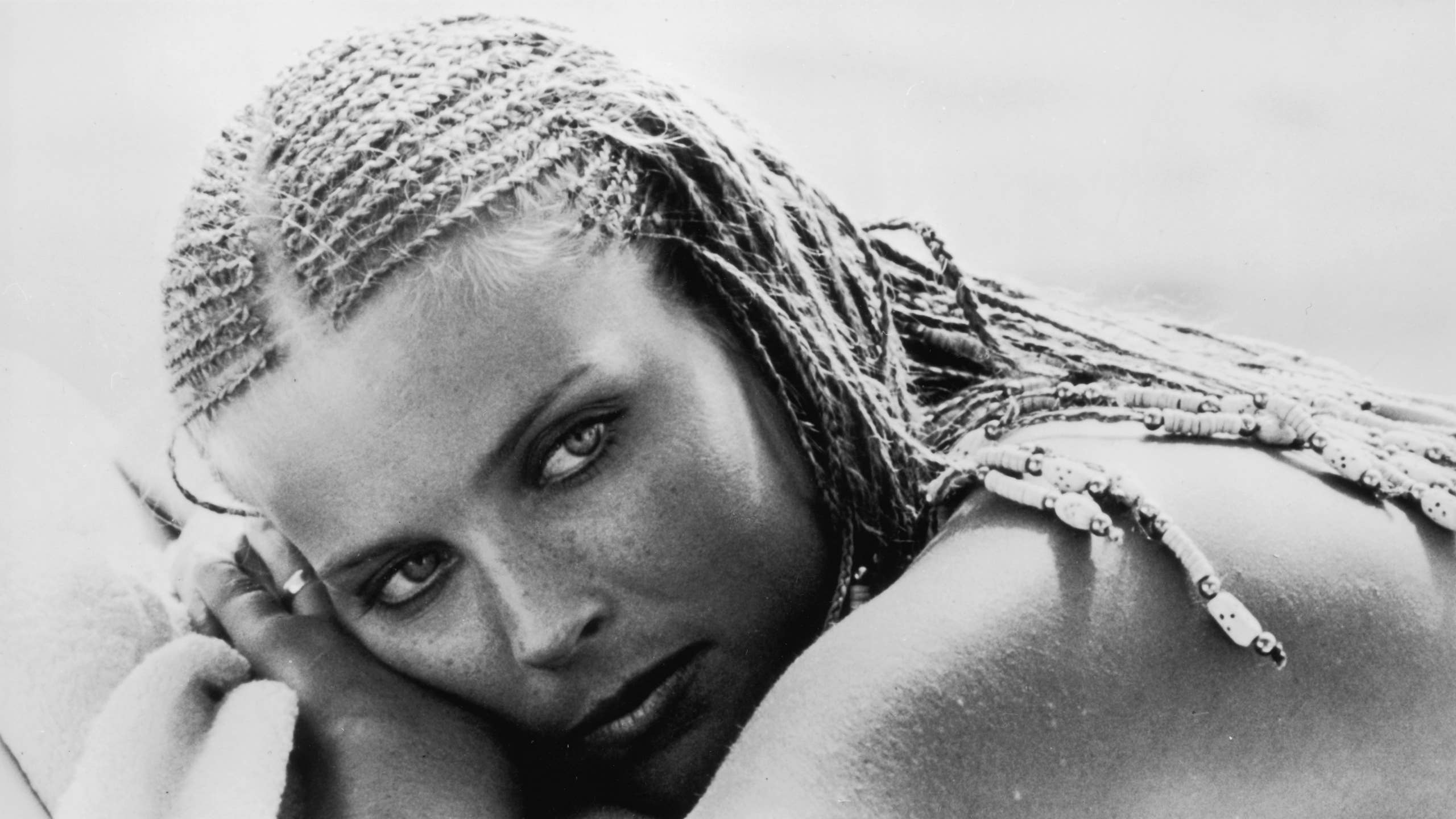 2560x1440 Bo Derek, Is Same Blonde Icon As 50 Years Ago in '10'