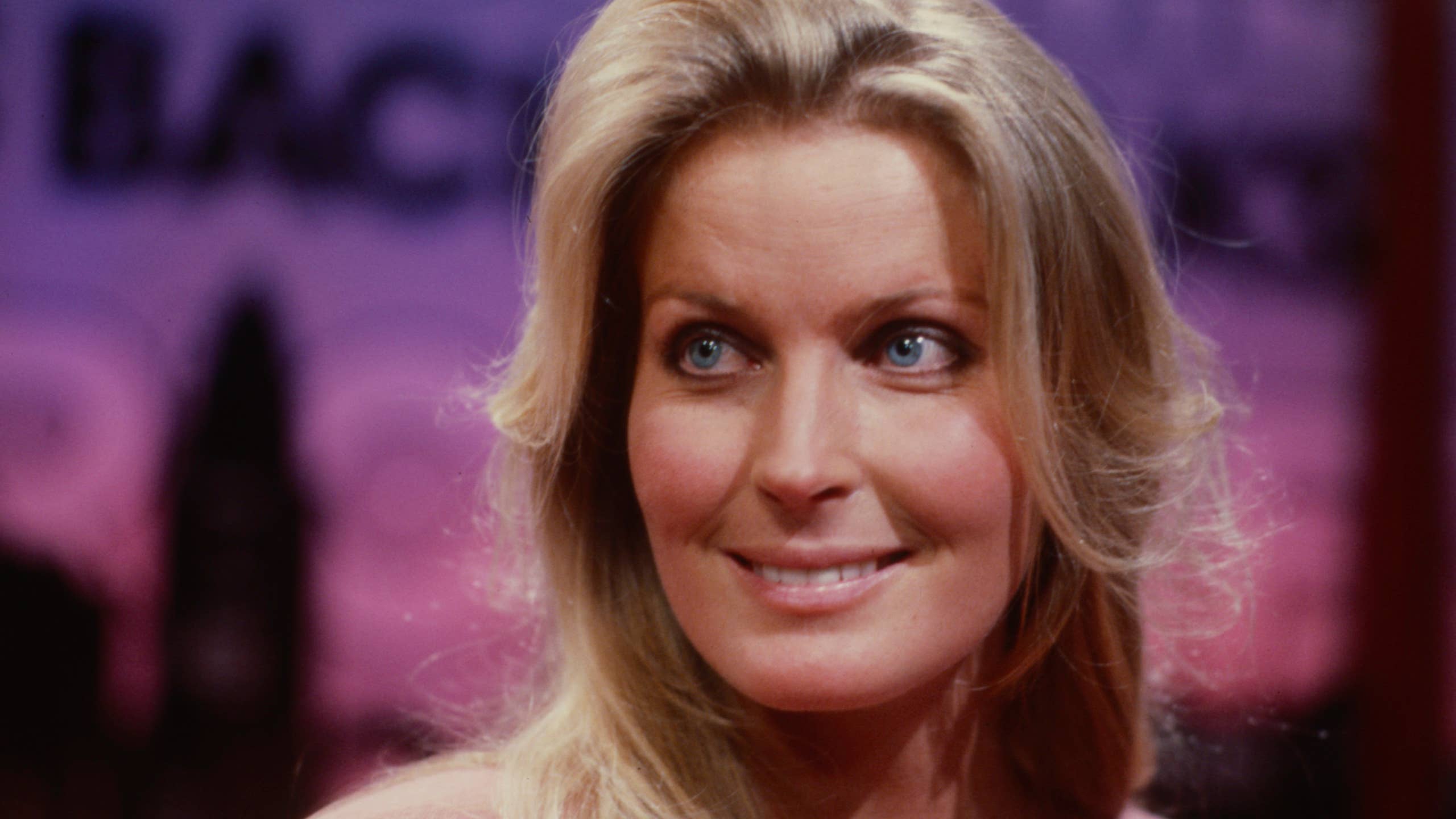 2560x1440 Watch: Bo Derek, Impresses Fans With Skills on Horseback