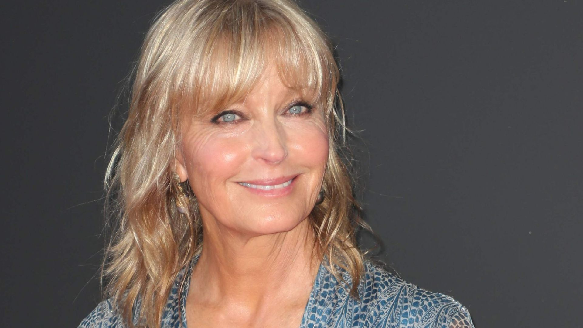 1920x1080 Seventies movie bombshell, looks ageless as she walks the red carpet 45 years after film debut