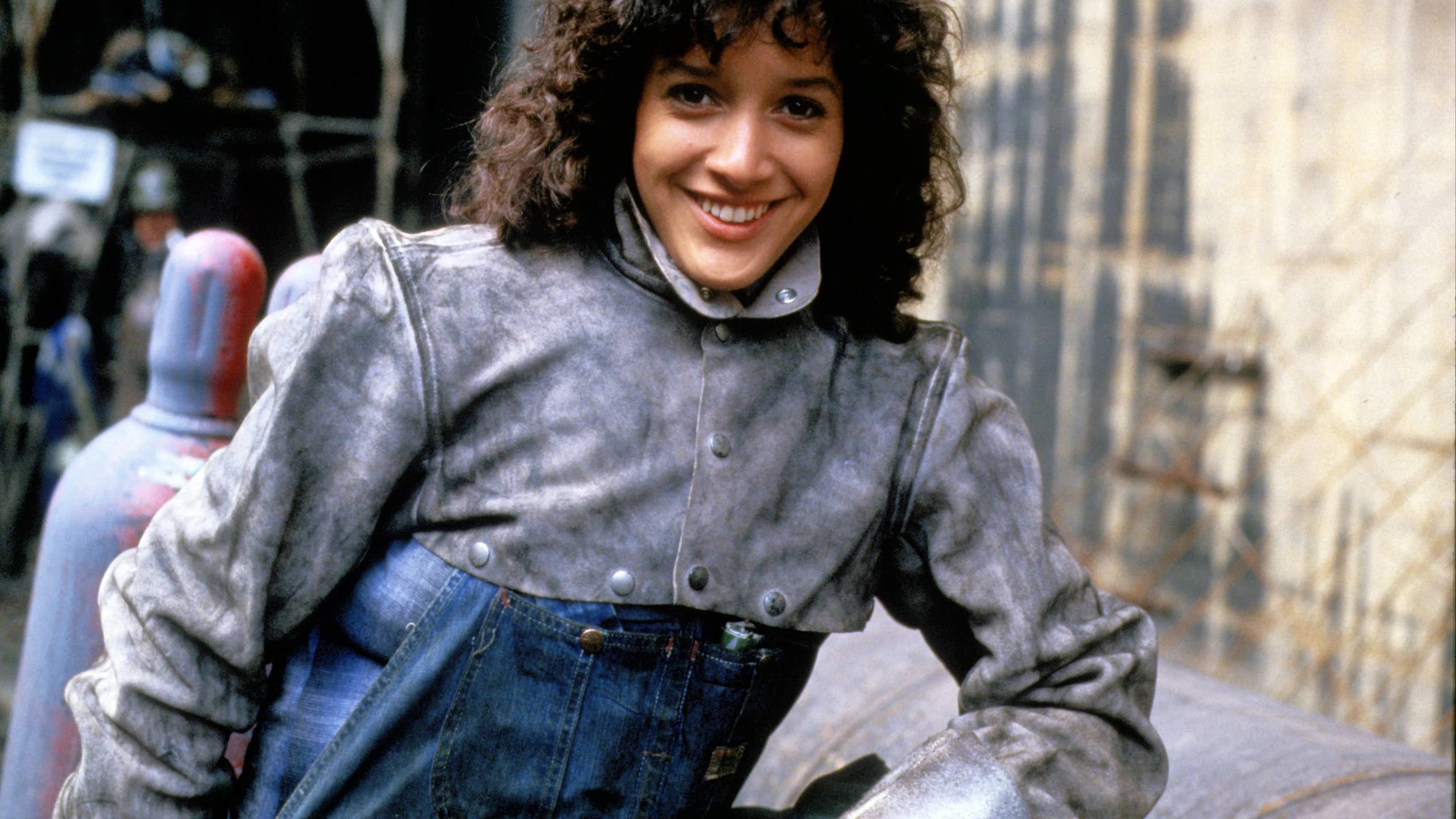 2560x1440 Jennifer Beals, Stuns Fans with 'Quietly' Appearance