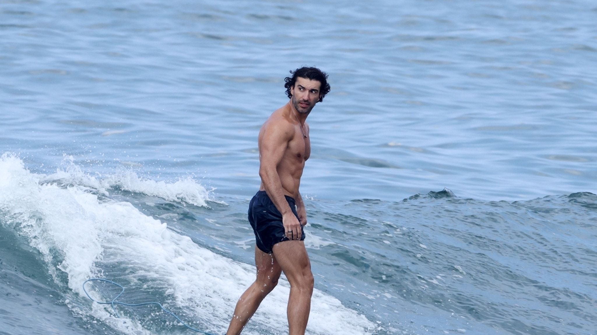 2048x1152 Justin Baldoni Surfing In Hawaii