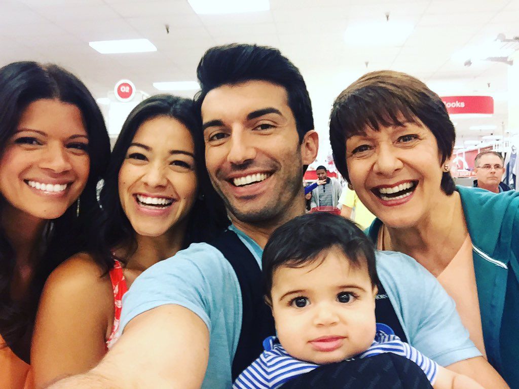 1024x768 JaneTheVirgin family selfie