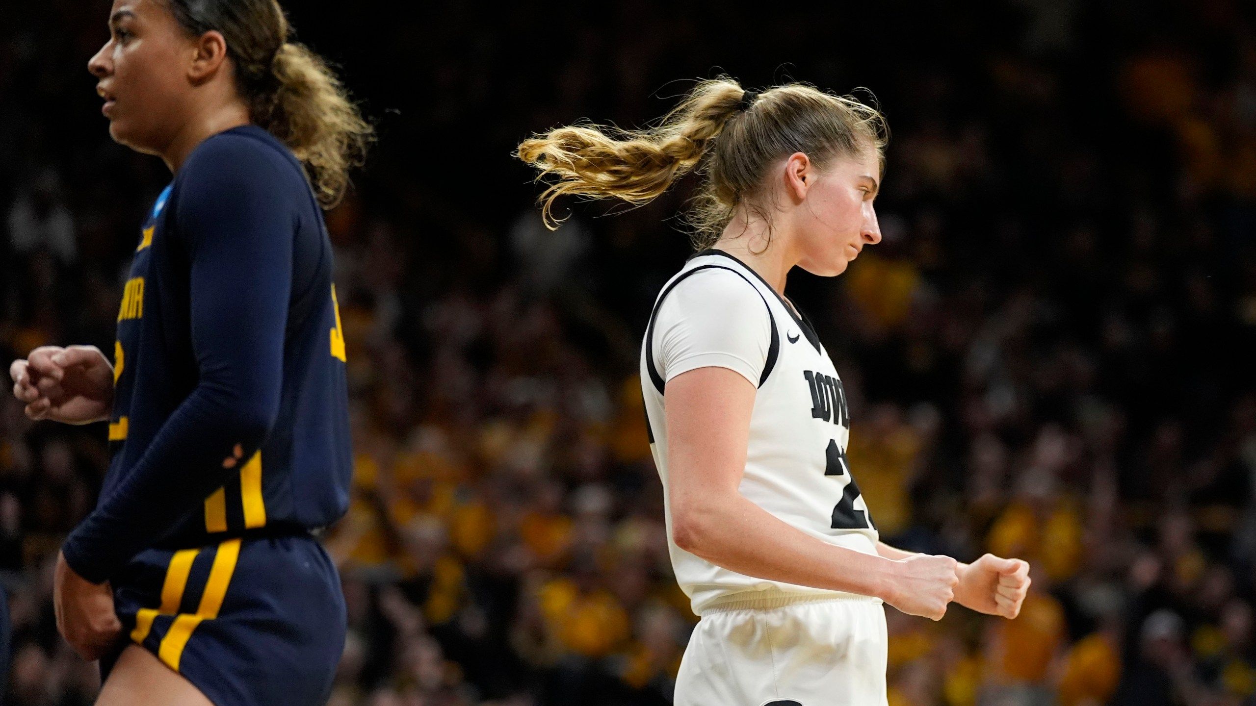 2560x1440 Clark Scores 32 As Top Seed Iowa Holds On To Beat West Virginia 64 54