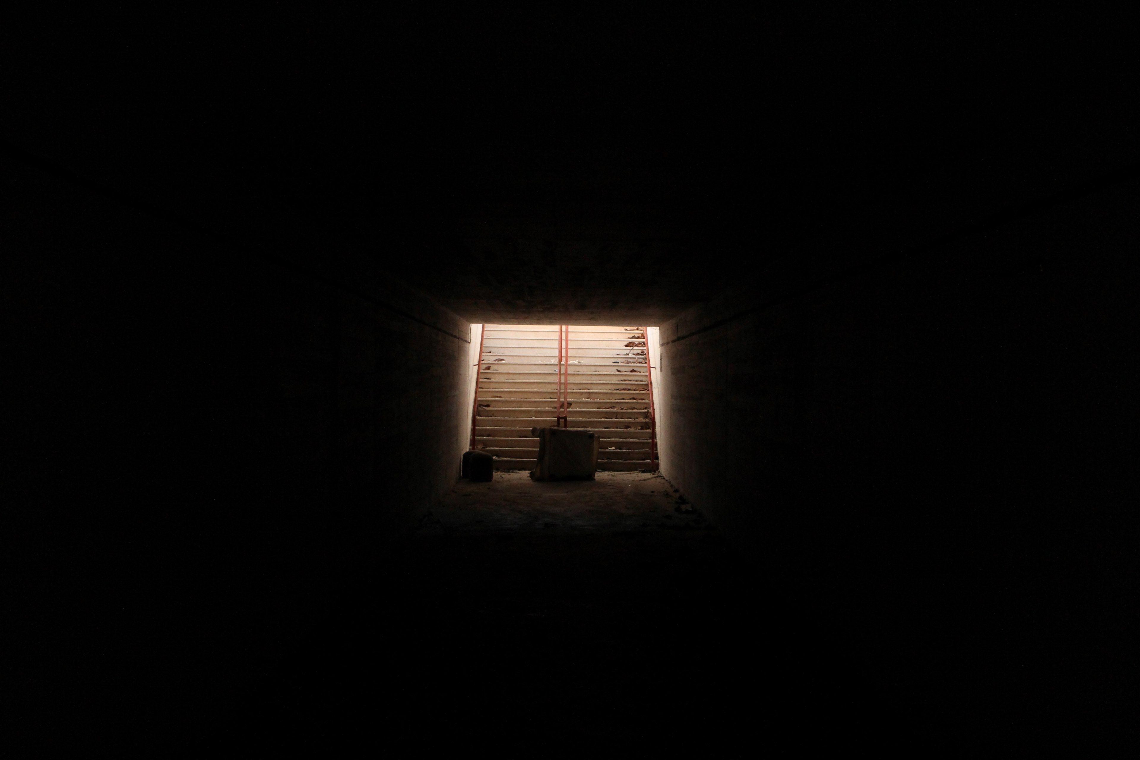 3840x2560 dark light tunnel and passage HD 4k wallpaper and background