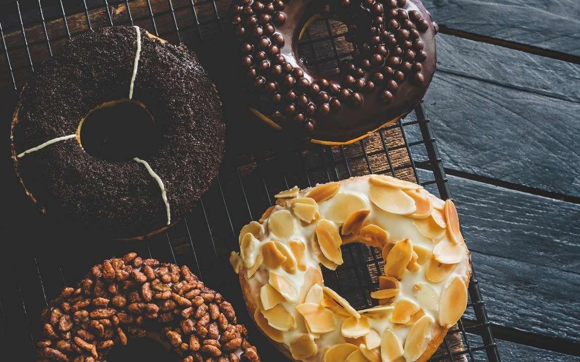 1152x720 Download wallpaper 3840x2400 donuts, sweets, pastries, icing, tea