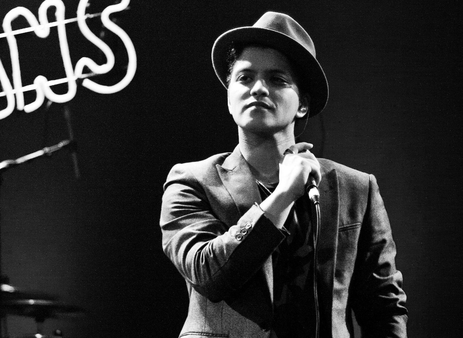 1576x1151 Bruno Mars Drops New Single '24K Magic, ' Social Media Freaks Out