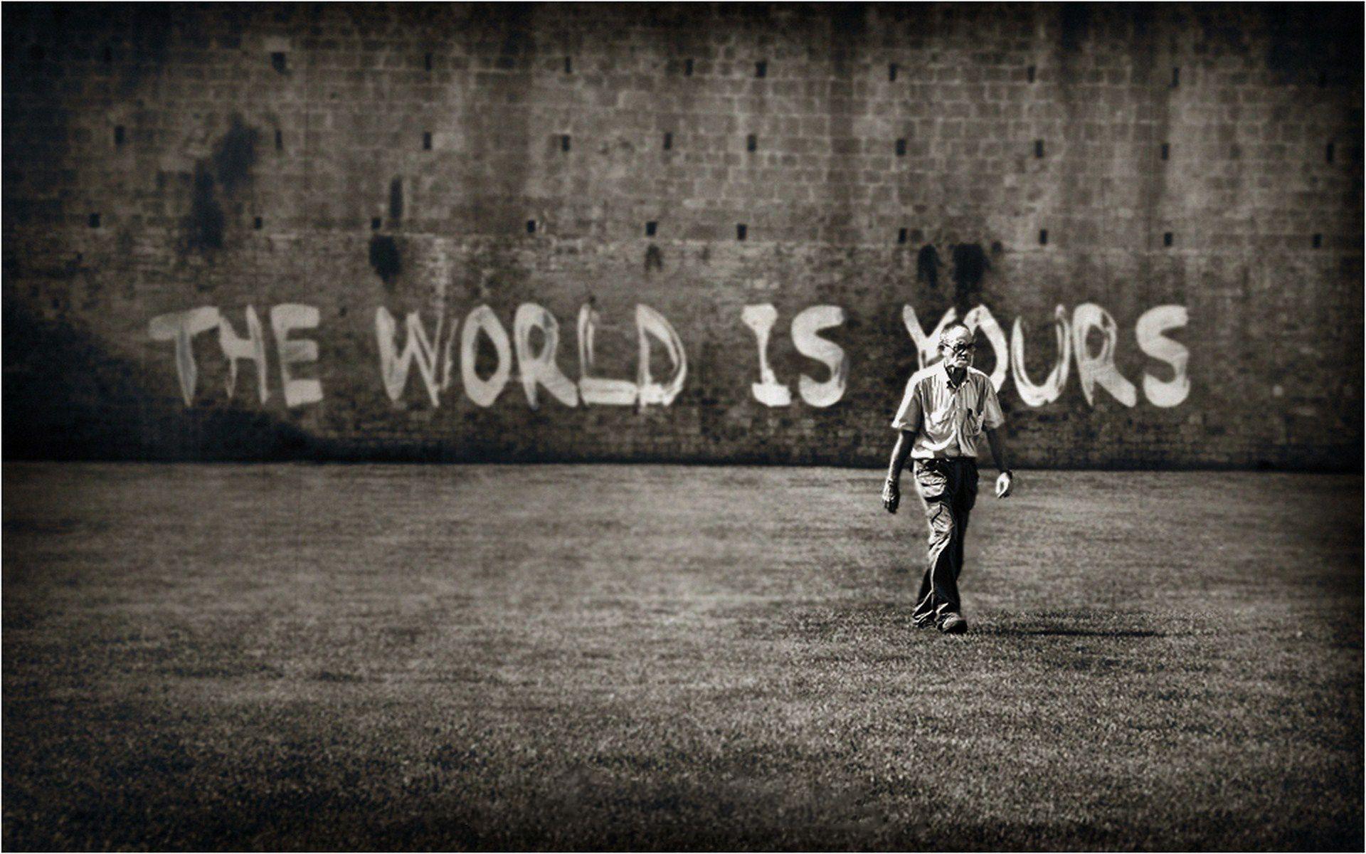 The world is funny. Надписи на стенах. Обои с надписями для стен. Граффити на стене. The World is yours надпись.