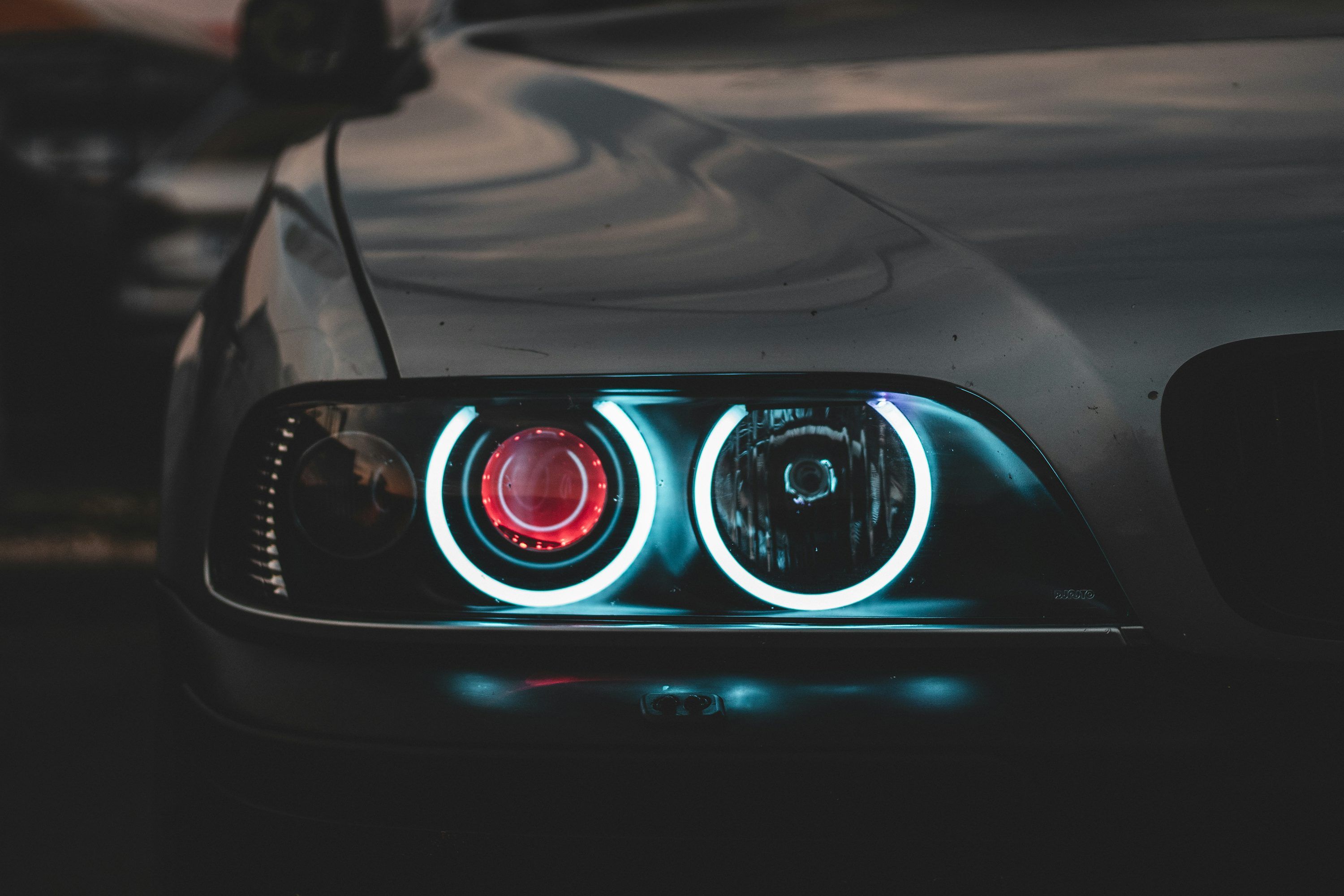 3000x2000 Silver car photo