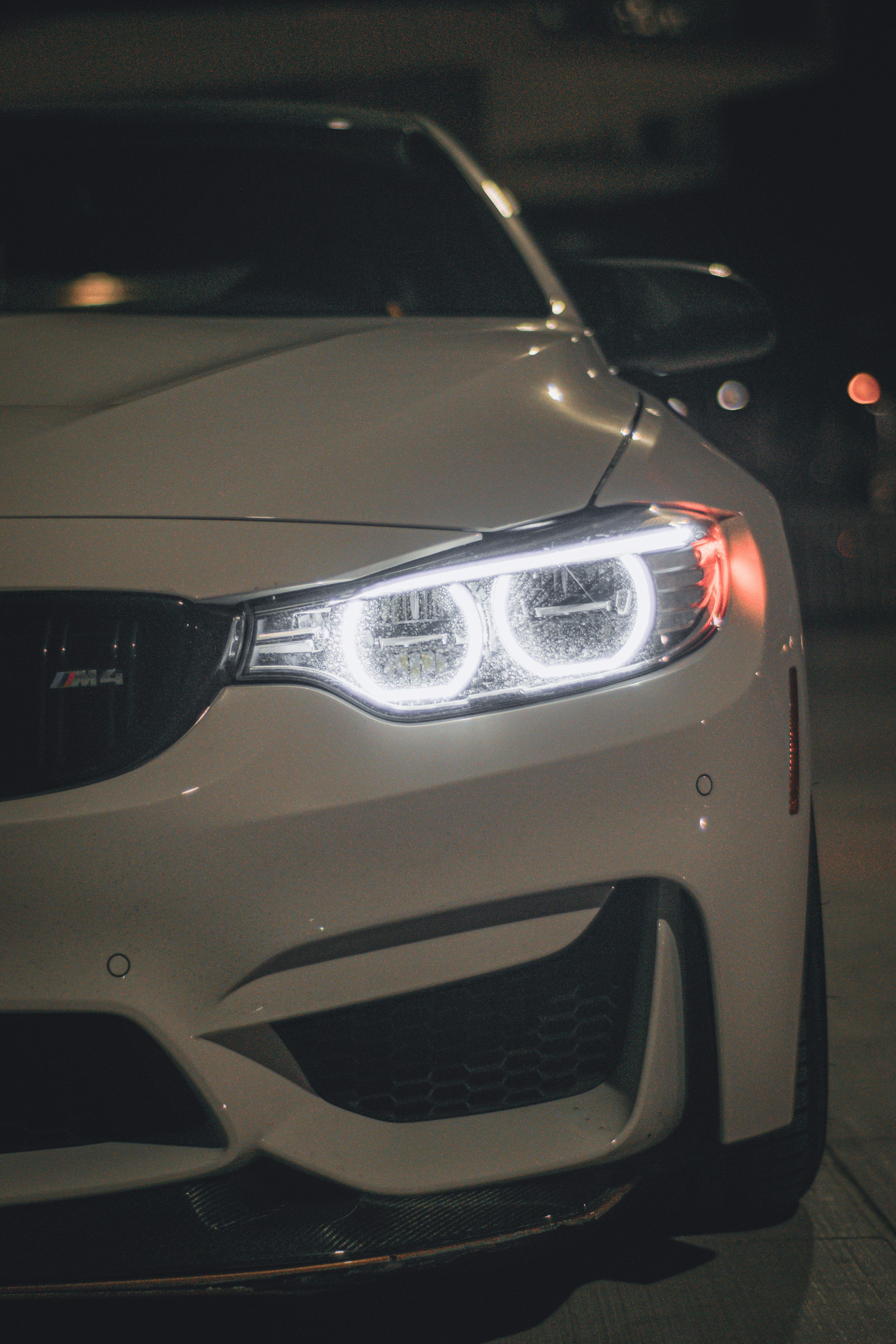 3000x4500 White car with red light photo
