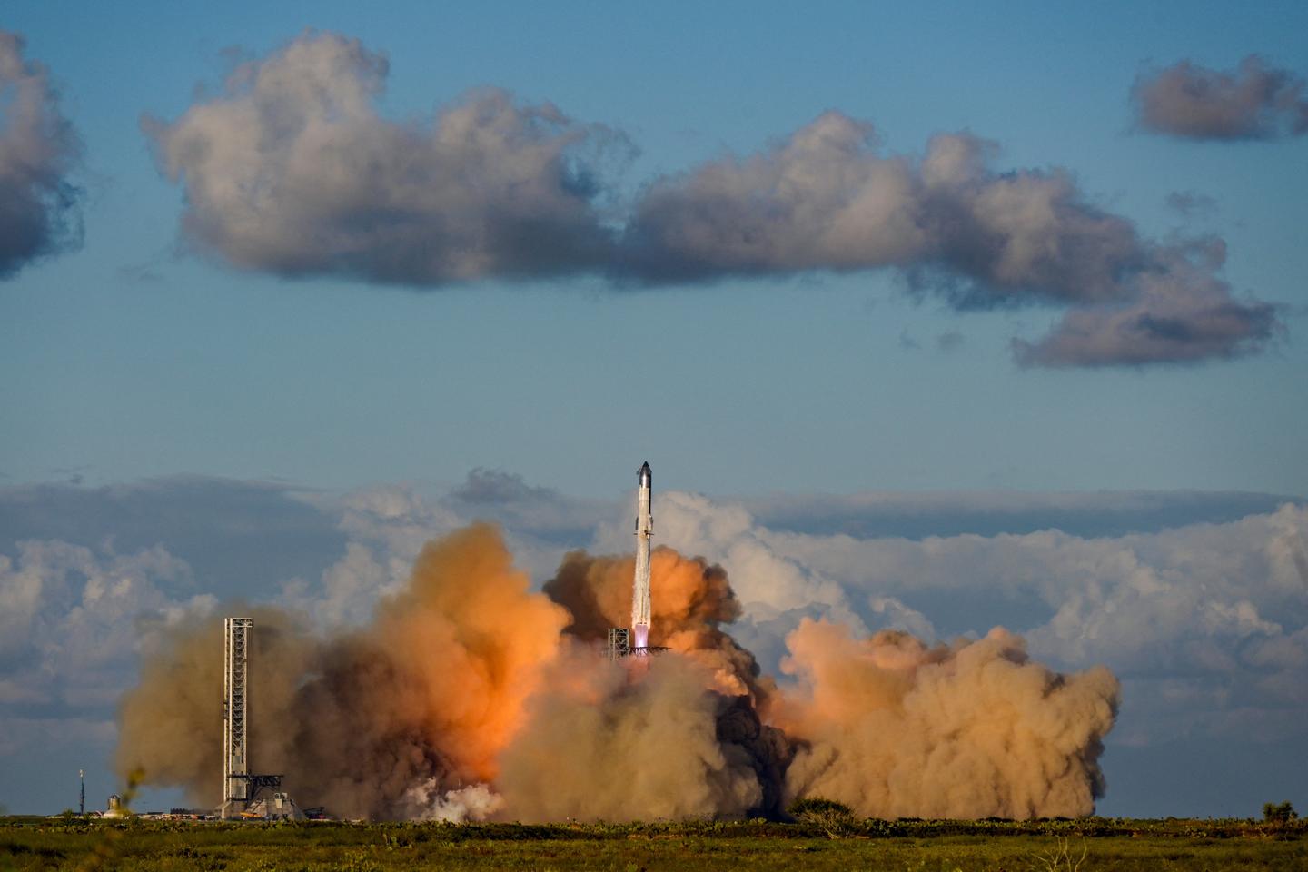 1440x960 SpaceX launches 11th test flight of mega Starship rocket with another win