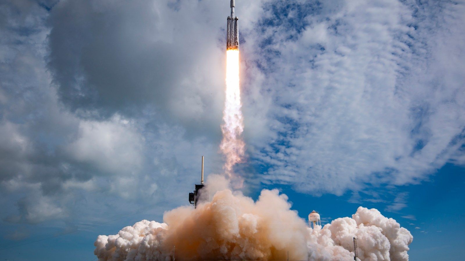 1600x900 Picture: SpaceX Falcon Heavy launches for 1st time since 2024