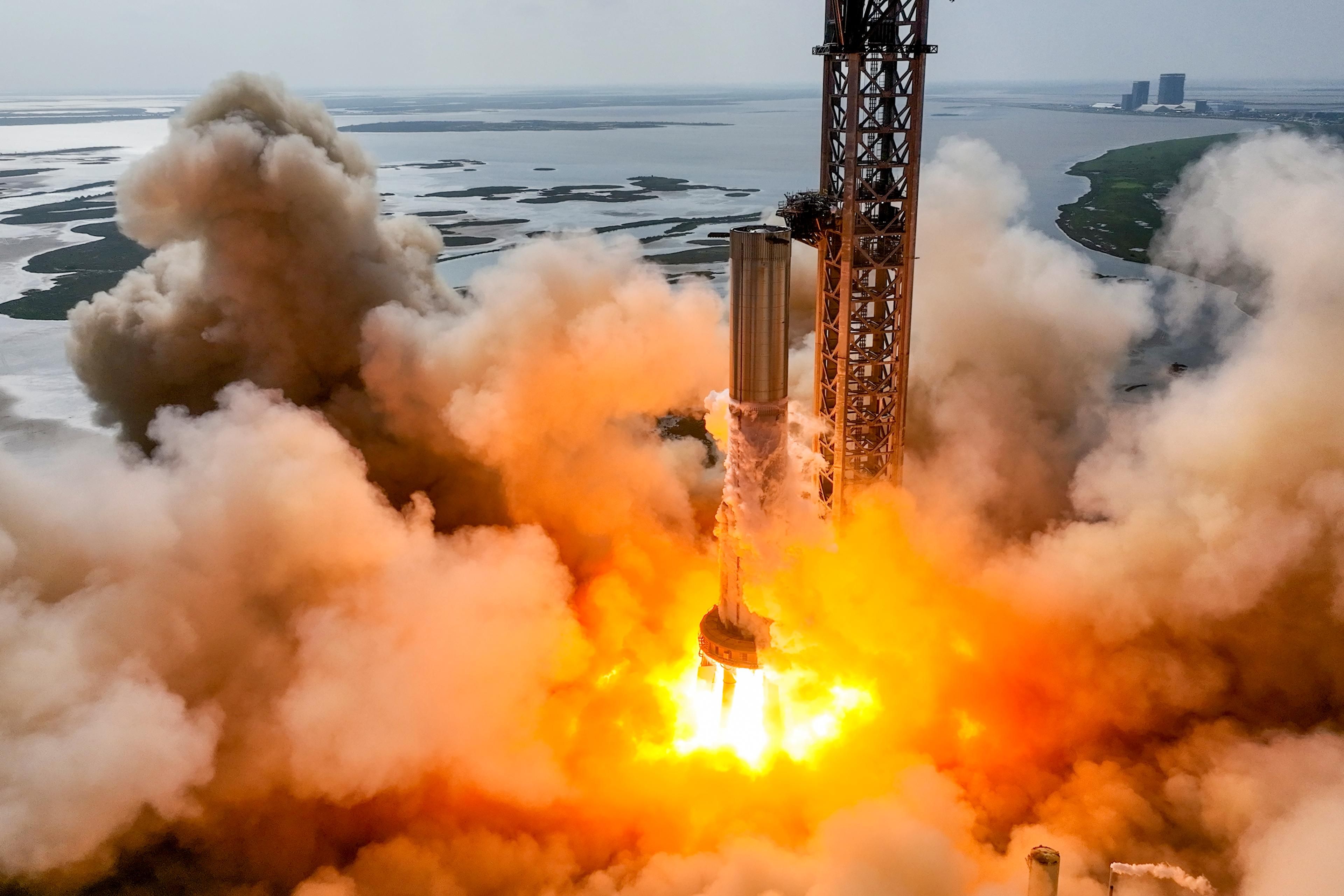 3840x2560 SpaceX Plans to Beat NASA in Launching Biggest Rocket Ever