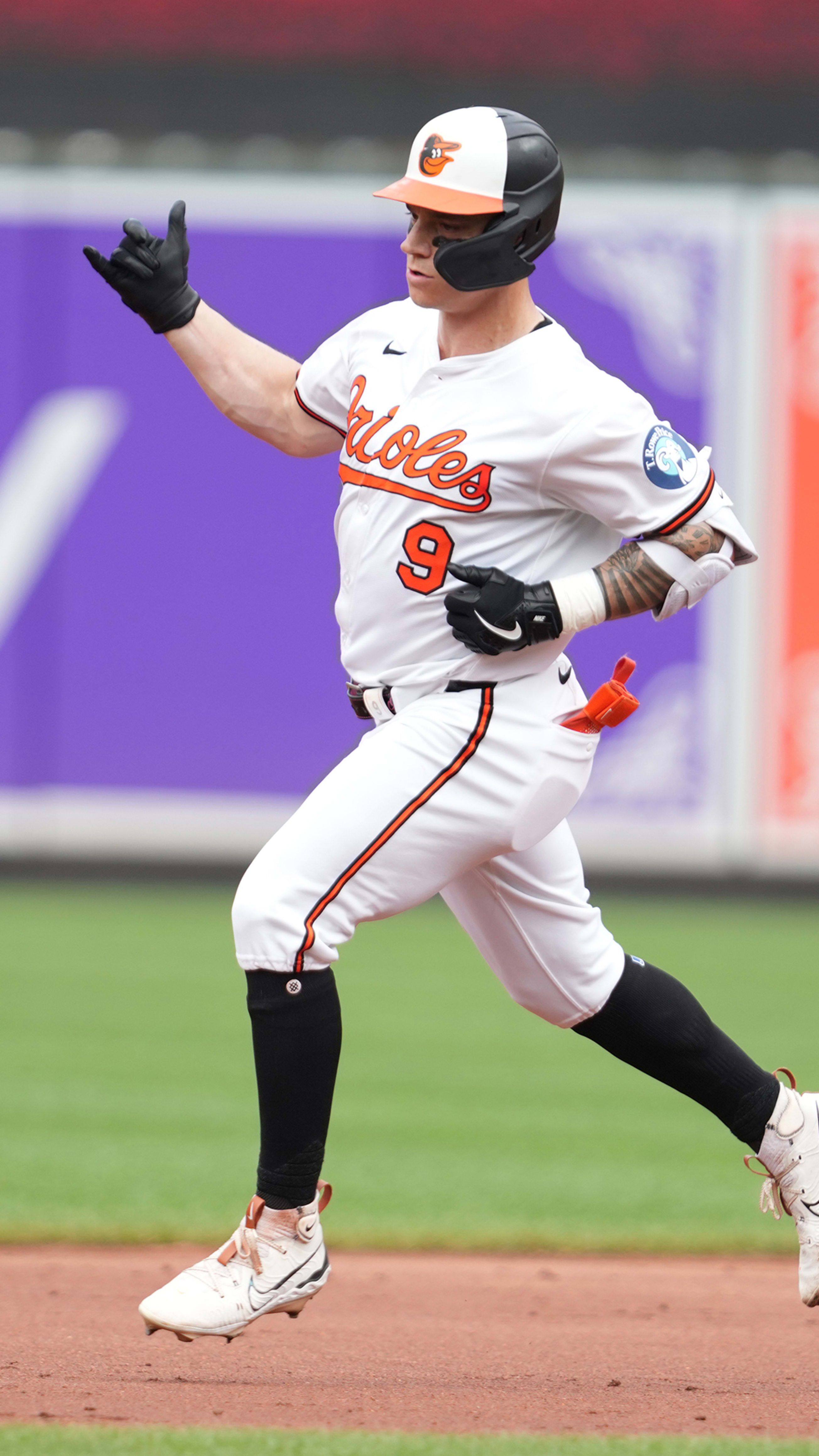 2608x4636 Tyler O'Neill's home run streak