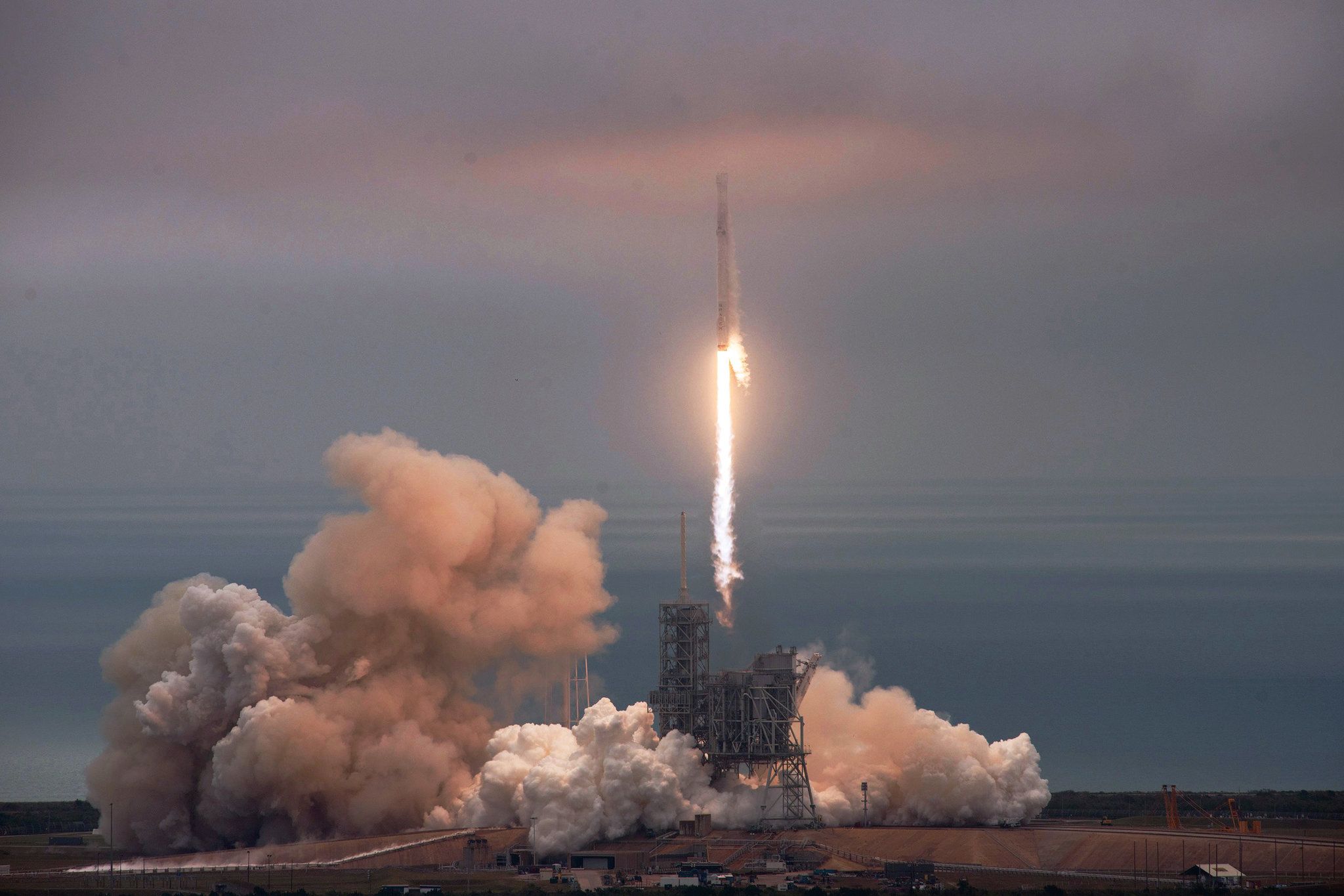 2048x1365 SpaceX Launches Rocket to International Space Station
