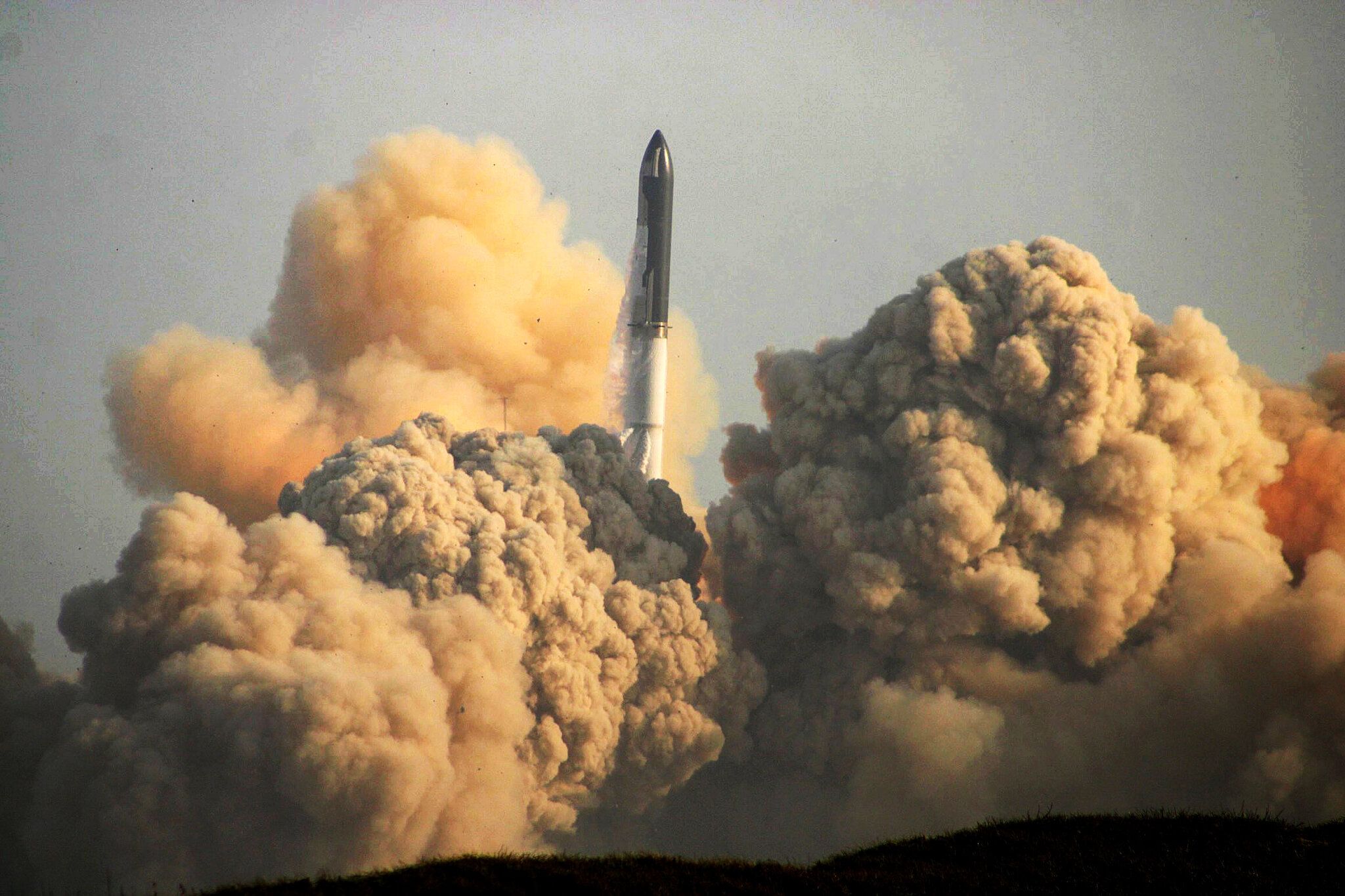 2048x1365 SpaceX Starship Launch Causes Cloud of Dust and Debris