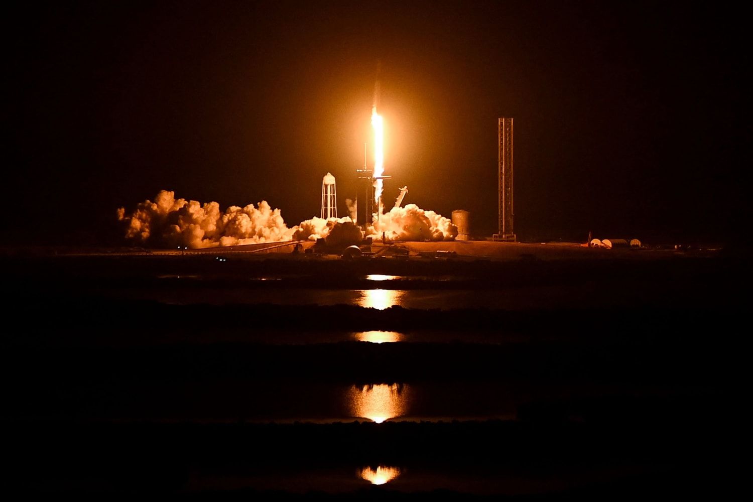 1500x1000 SpaceX launches U.S., Russia and UAE astronauts to space station