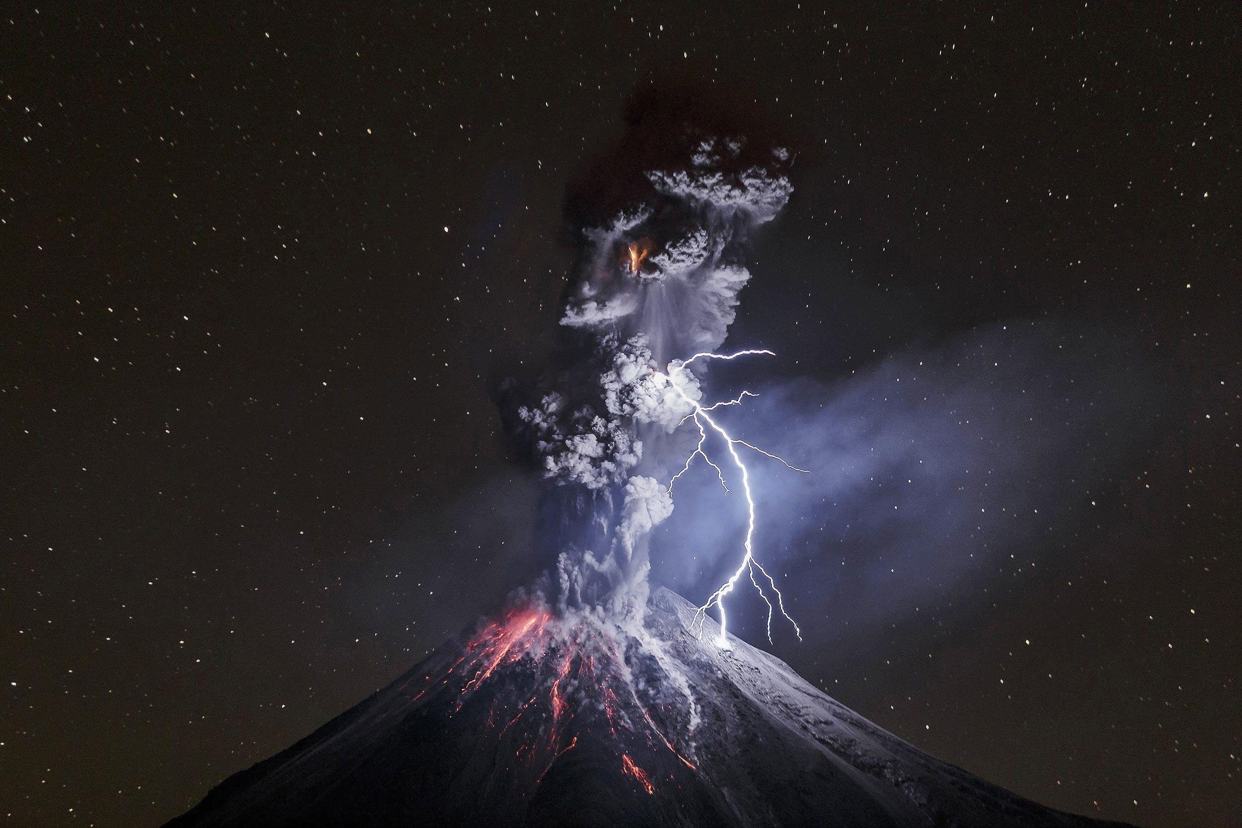 2500x1667 Lava + Ash + Lightning = the Perfect Volcano Photo