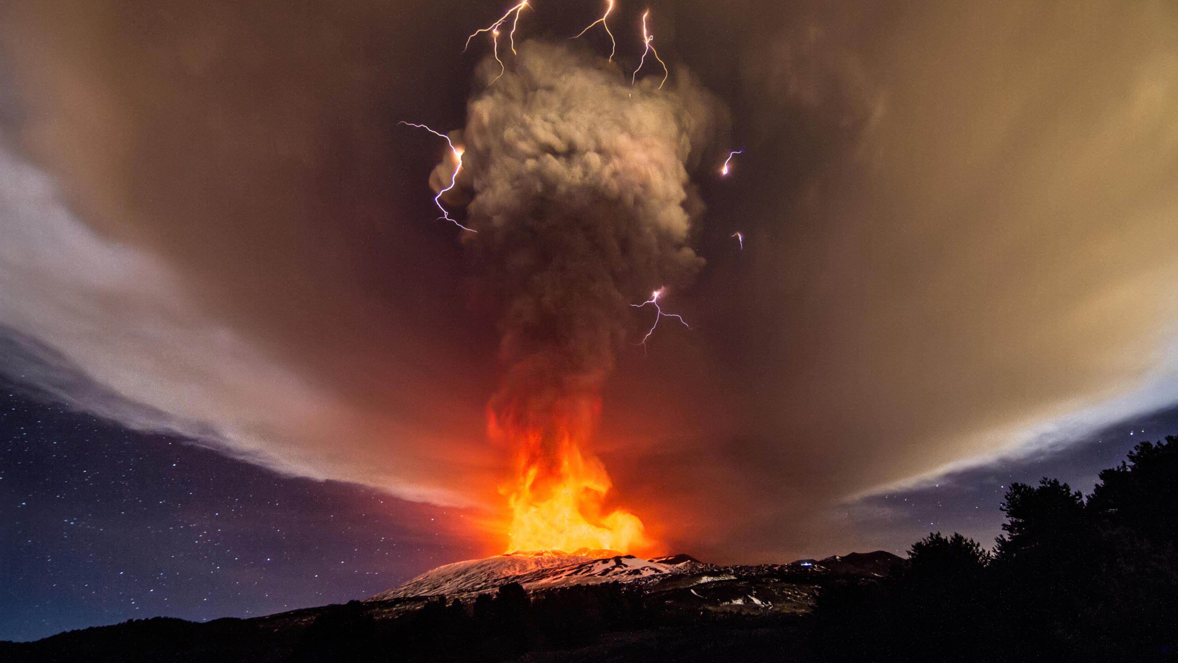 3840x2160 A Thunderstorm With Volcanic Lightning Seen as Mount Etna Erupts