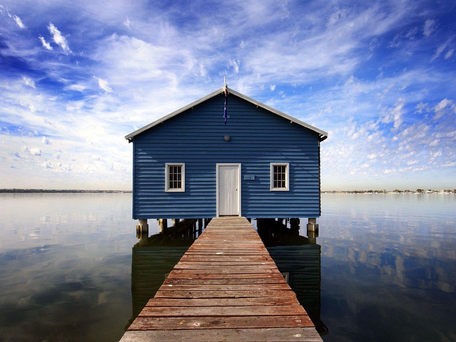 1600x1200 Download Wallpaper lake house perth australia, 1600x Moody Waters, Perth, Australia
