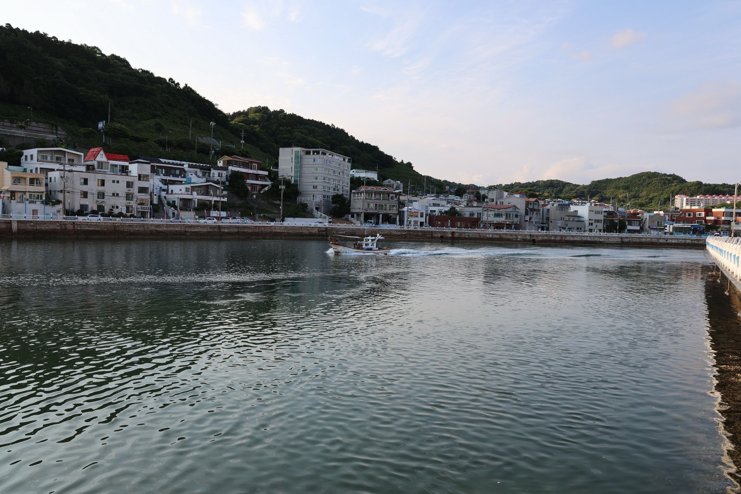 2500x1667 물길 위에 놓인 운하길