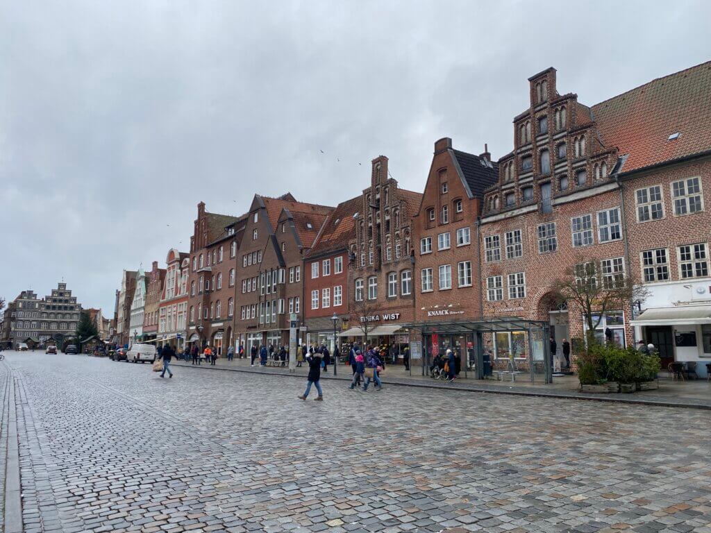 1024x768 Red bricks, salt and the moon / Hansestadt Lüneburg, Germany ⋆ The Passenger