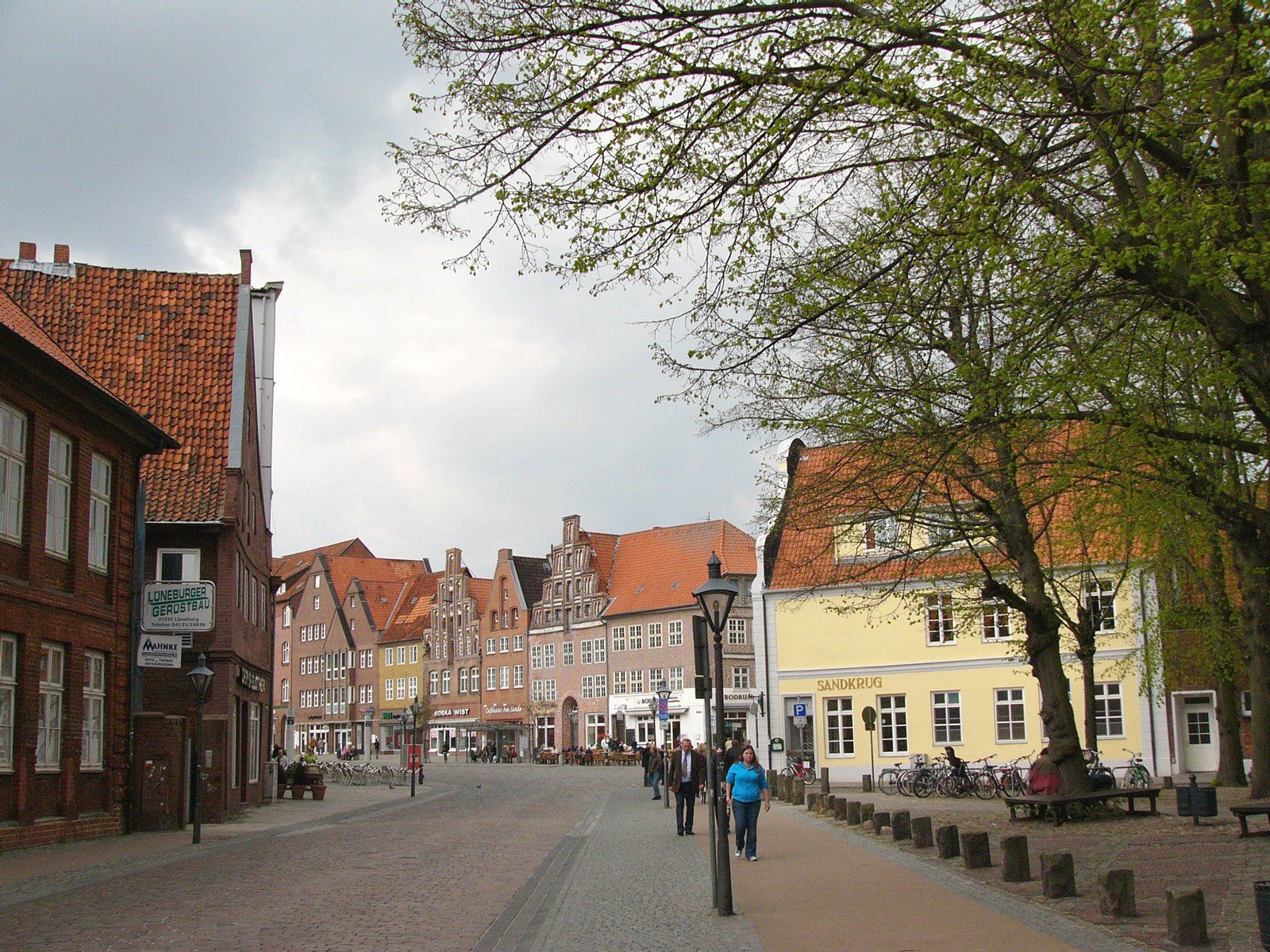 1600x1200 Lüneburg streets, modern tunes, and salty secrets
