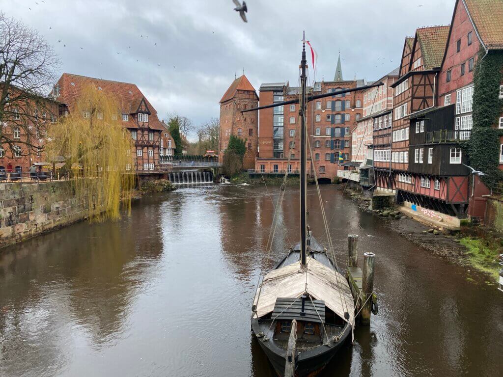 1024x768 Red bricks, salt and the moon / Hansestadt Lüneburg, Germany ⋆ The Passenger