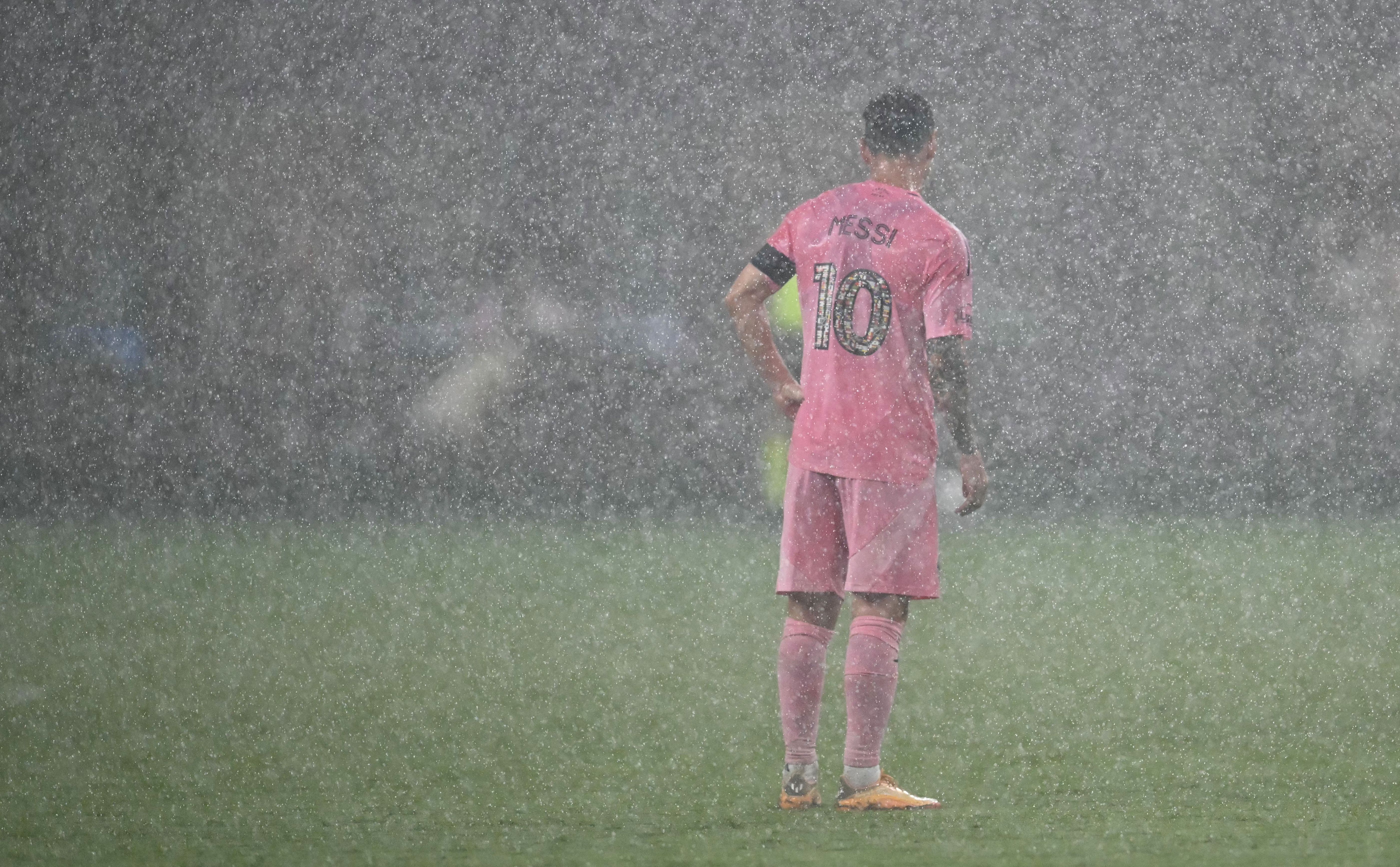 5602x3469 Lionel Messi exits final game before the World Cup early with possible injury