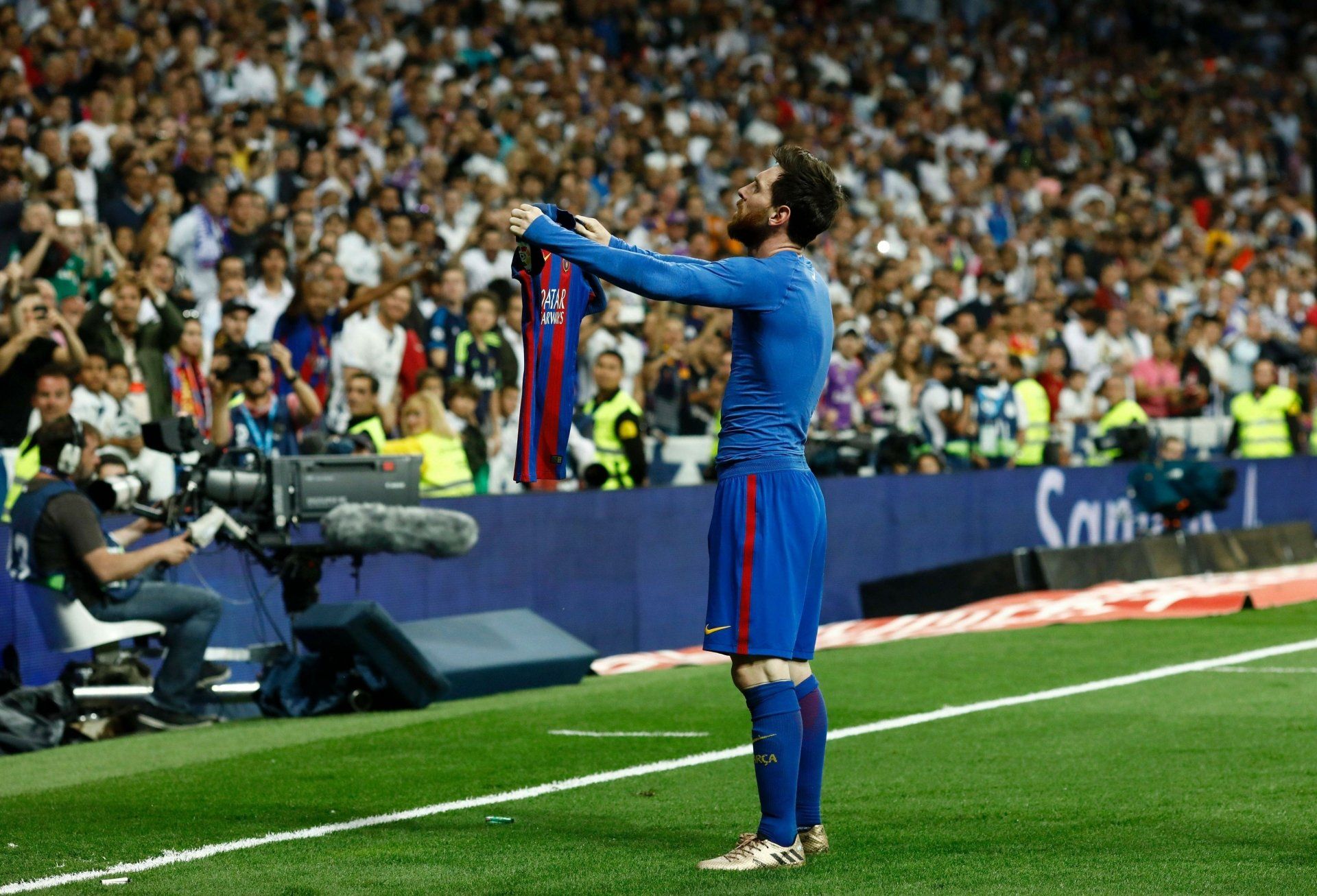 1920x1306 HD Wallpaper of Lionel Messi: The Icon of Sportsx2534