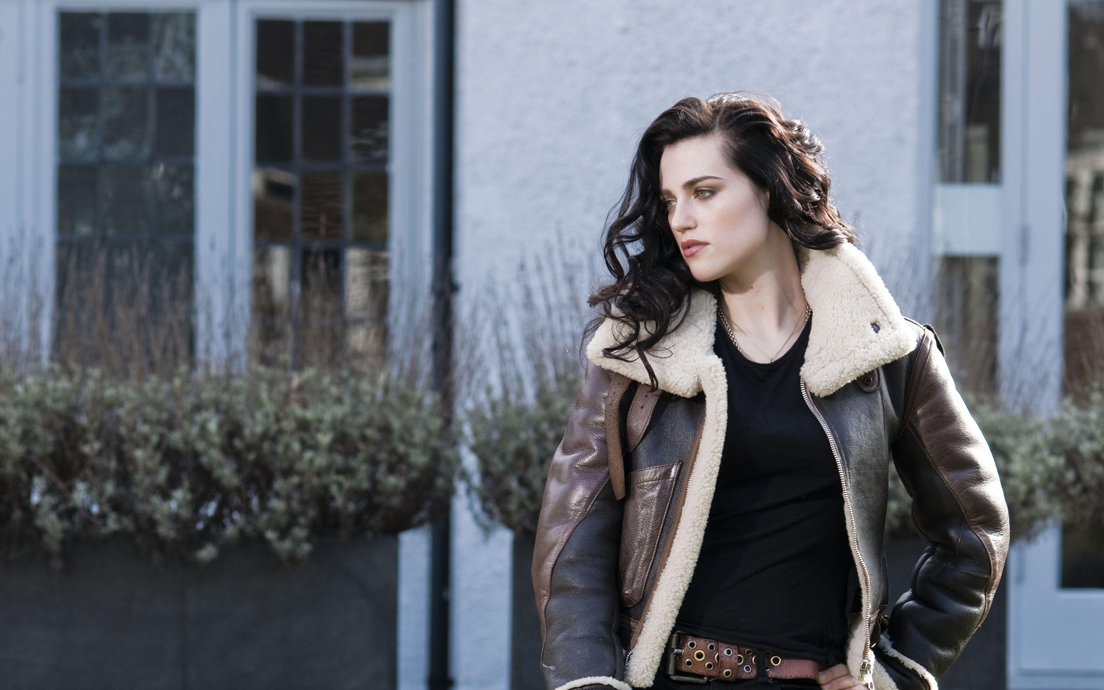 3840x2400 Desktop Wallpaper Katie McGrath Brunette girl Jacket 3840x2400