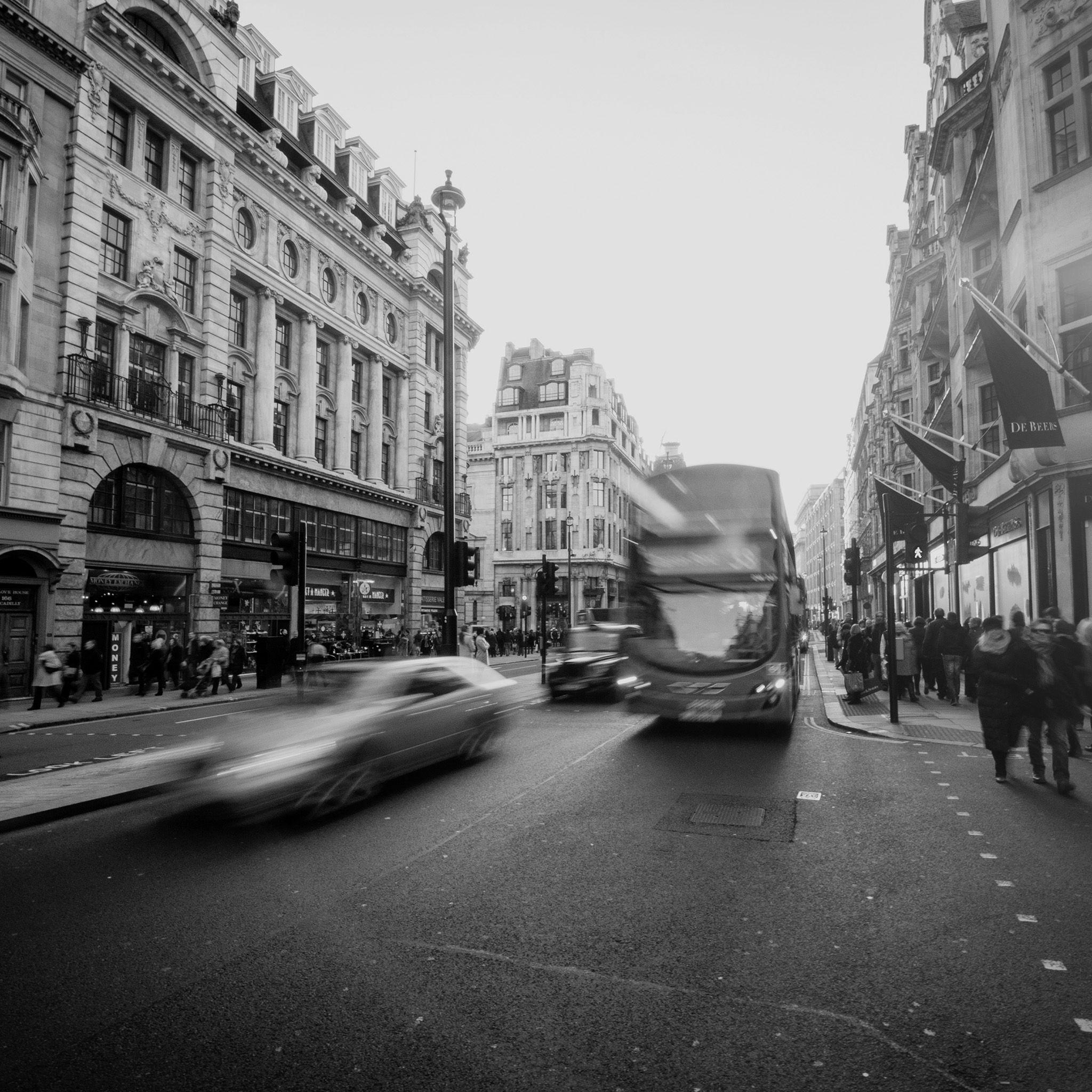 2048x2048 London City Street People Winter Dark Wallpaper