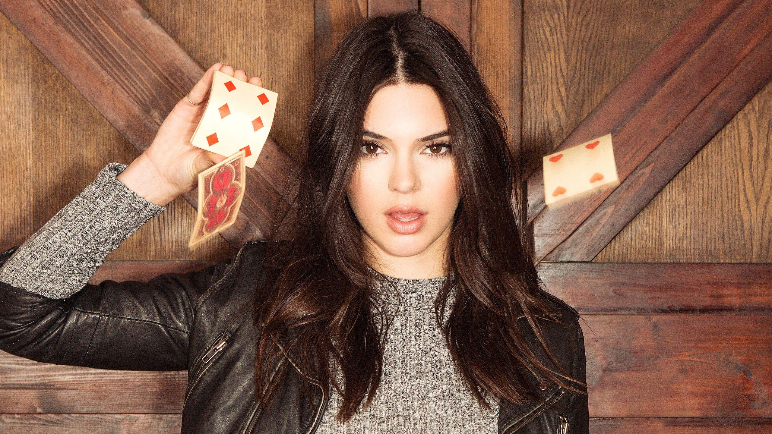 2560x1440 Kendall Jenner Cards Model 4K Wallpaper