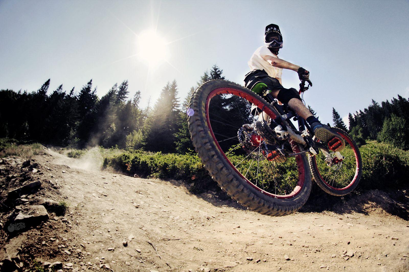 1600x1067 Mountain Bike Bicycle Jump Stop Action Sunlight race racing extreme