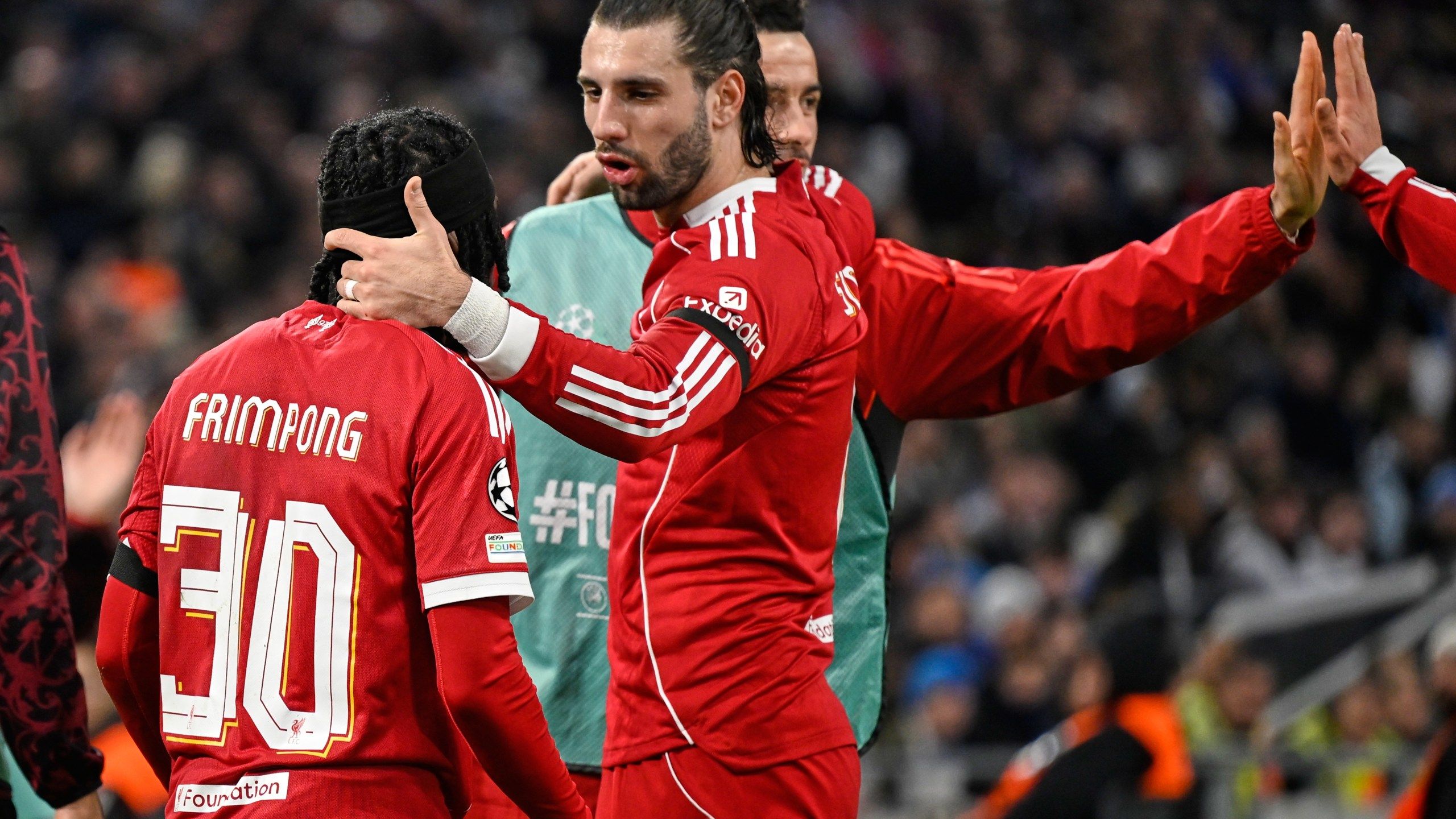2560x1440 Liverpool, Newcastle and Chelsea make Champions League charge, Bayern advances and Barcelona wins