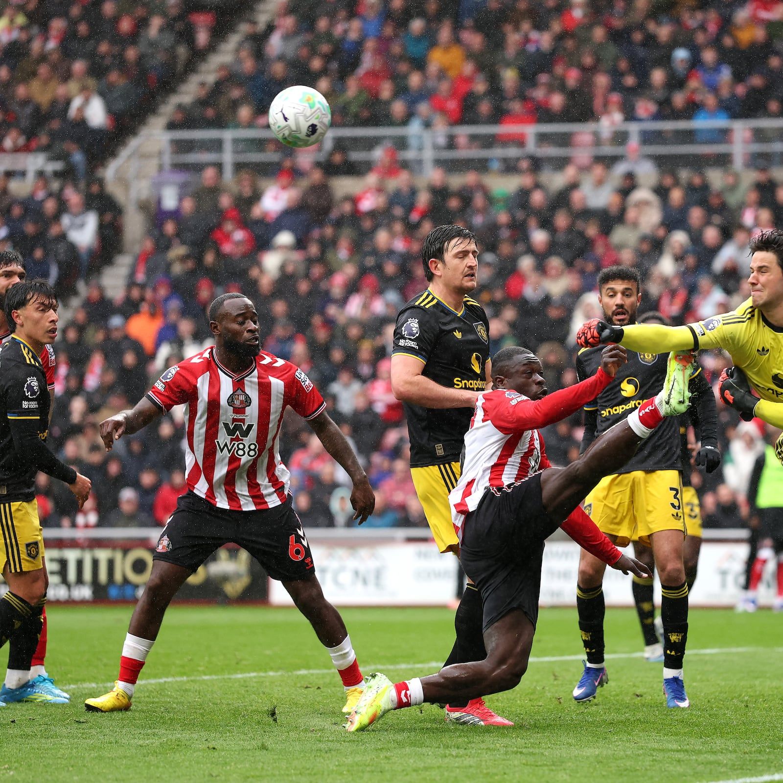 1600x1600 Senne Lammens holds Sunderland at bay as Manchester United struggle without Benjamin Sesko