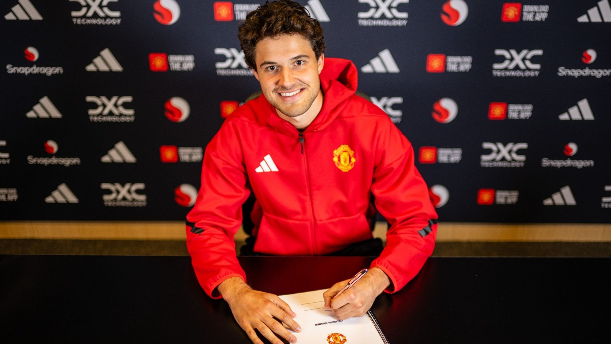 2048x1152 Senne Lammens: Manchester United complete £18.2m deal for Royal Antwerp goalkeeper