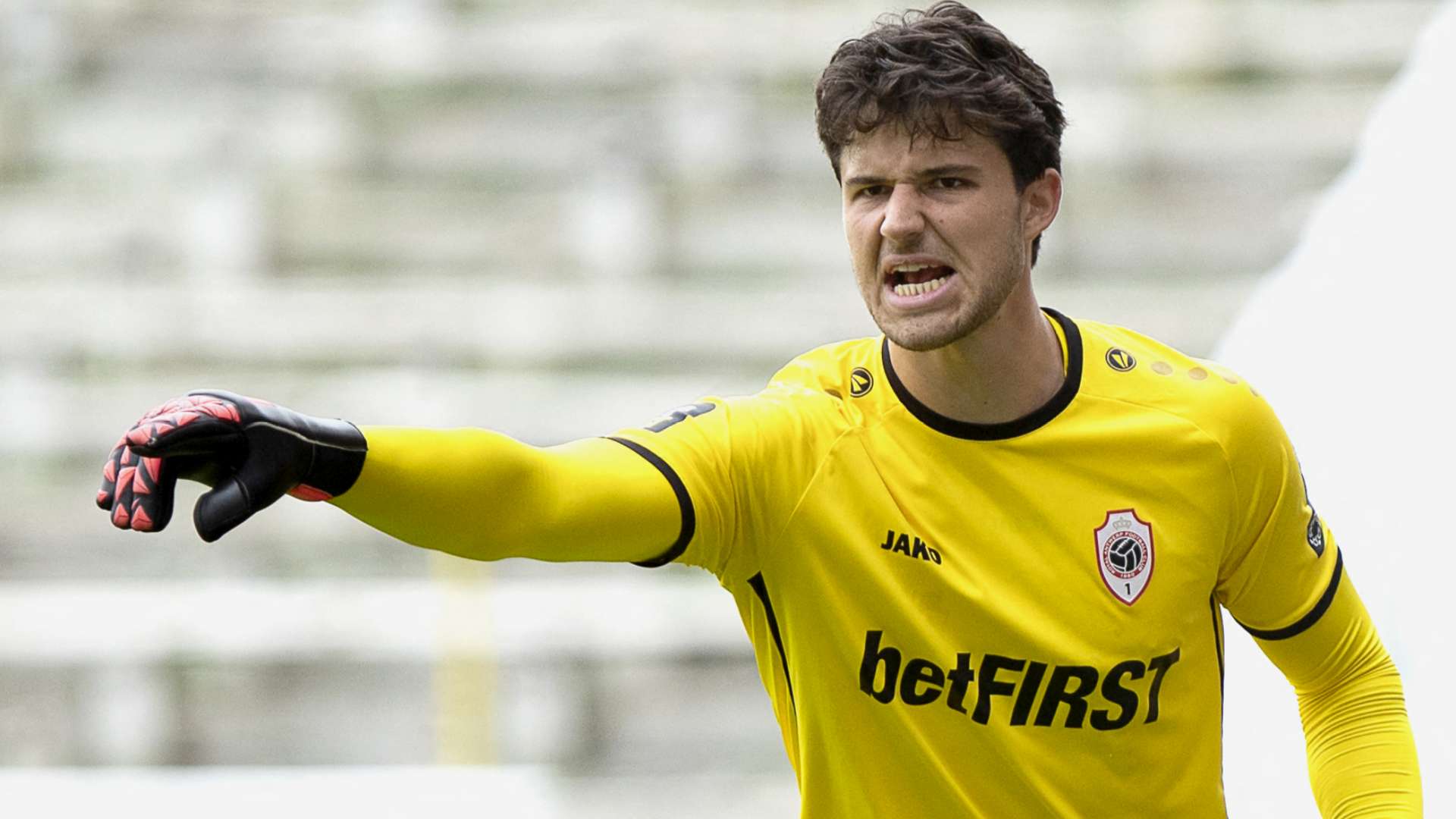 1920x1080 Man Utd's Senne Lammens saga isn't over! Red Devils make improved offer after struggling to agree personal terms with Belgian goalkeeper