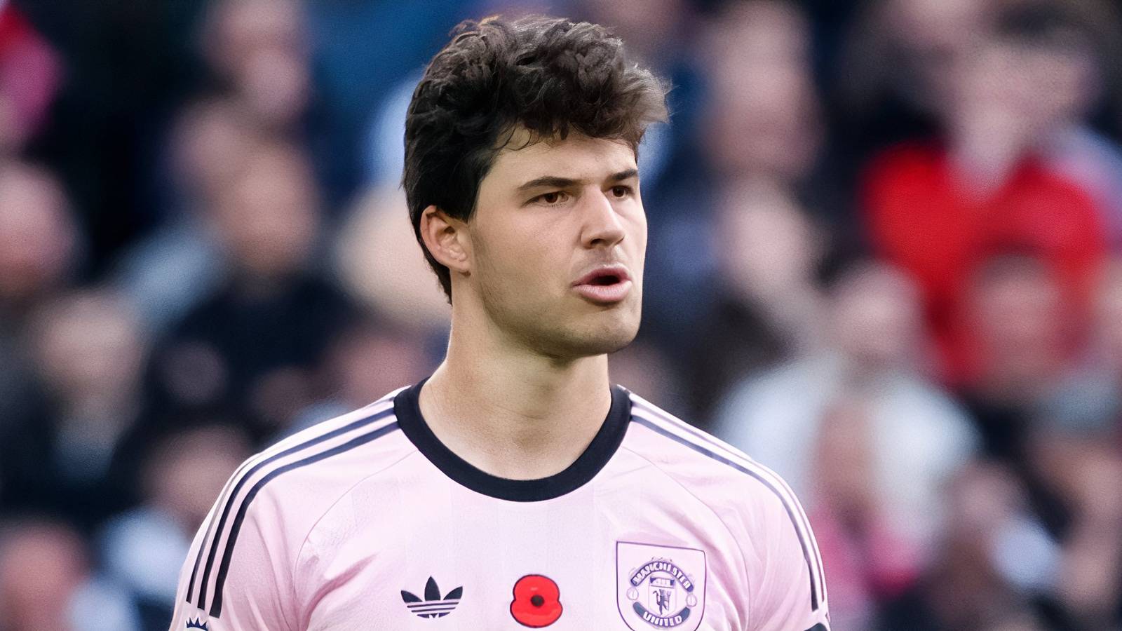 1600x900 Senne Lammens Explains Numbers '8' and '24' on Manchester United Gloves