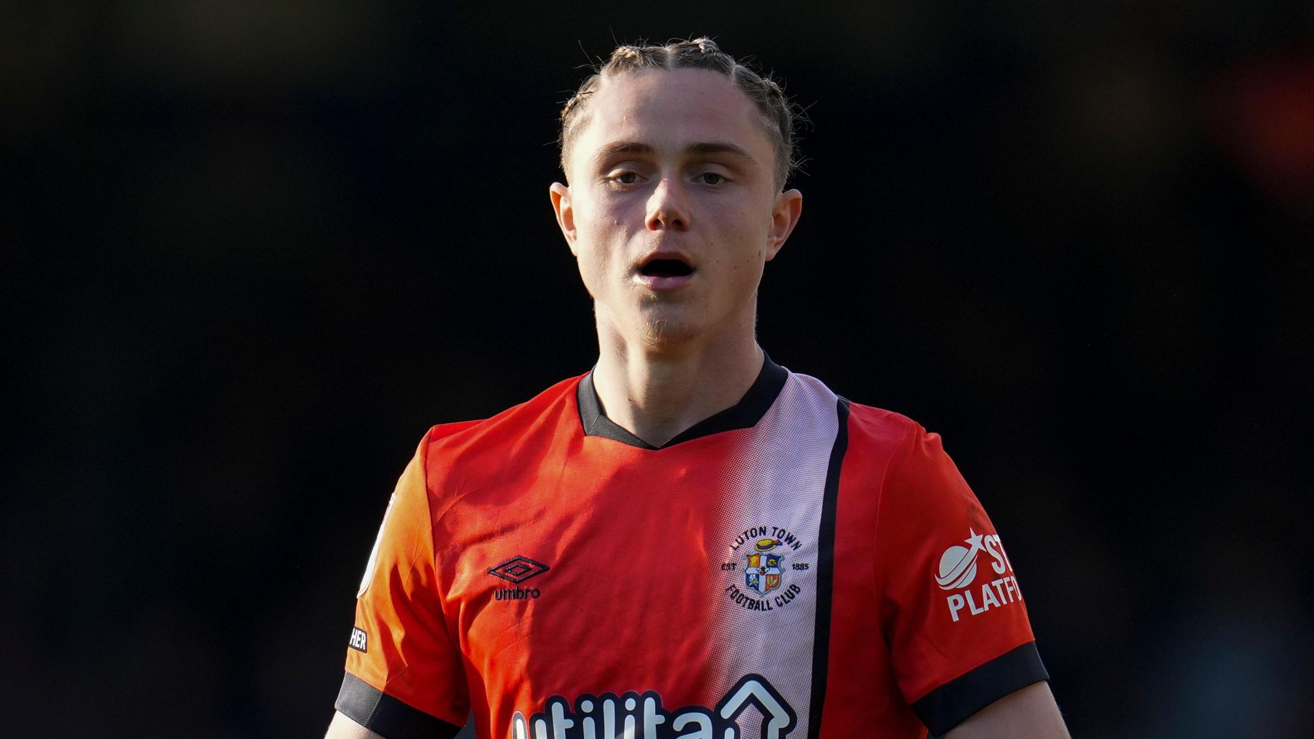 2560x1440 Thelo Aasgaard: Luton Town midfielder feels team are finally gelling